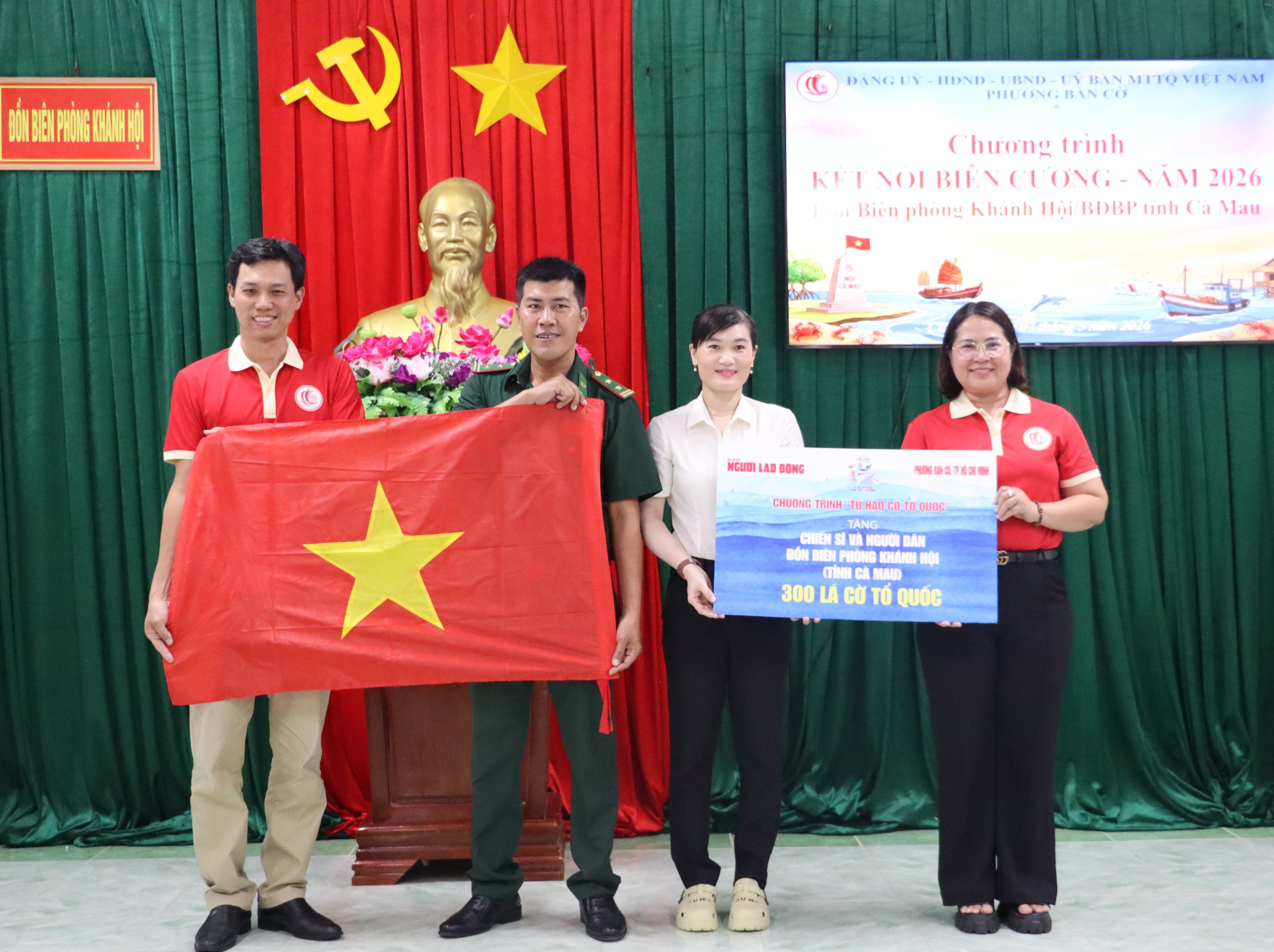 Trao cờ Tổ quốc cho chiến sĩ và người dân khu vực biên giới ở Cà Mau - Ảnh 2.