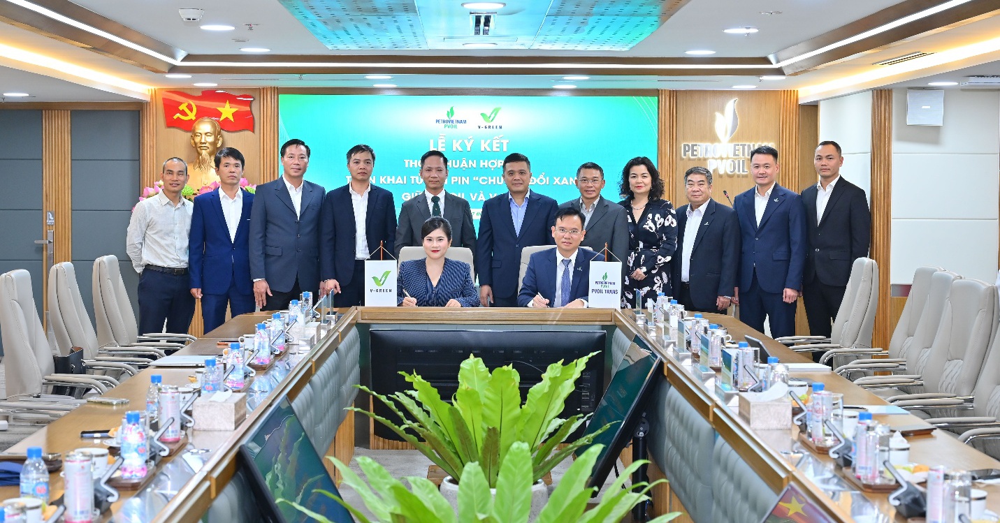 PVOIL hợp tác với V-Green triển khai hơn 3.000 tủ đổi pin xe máy điện trên toàn quốc
