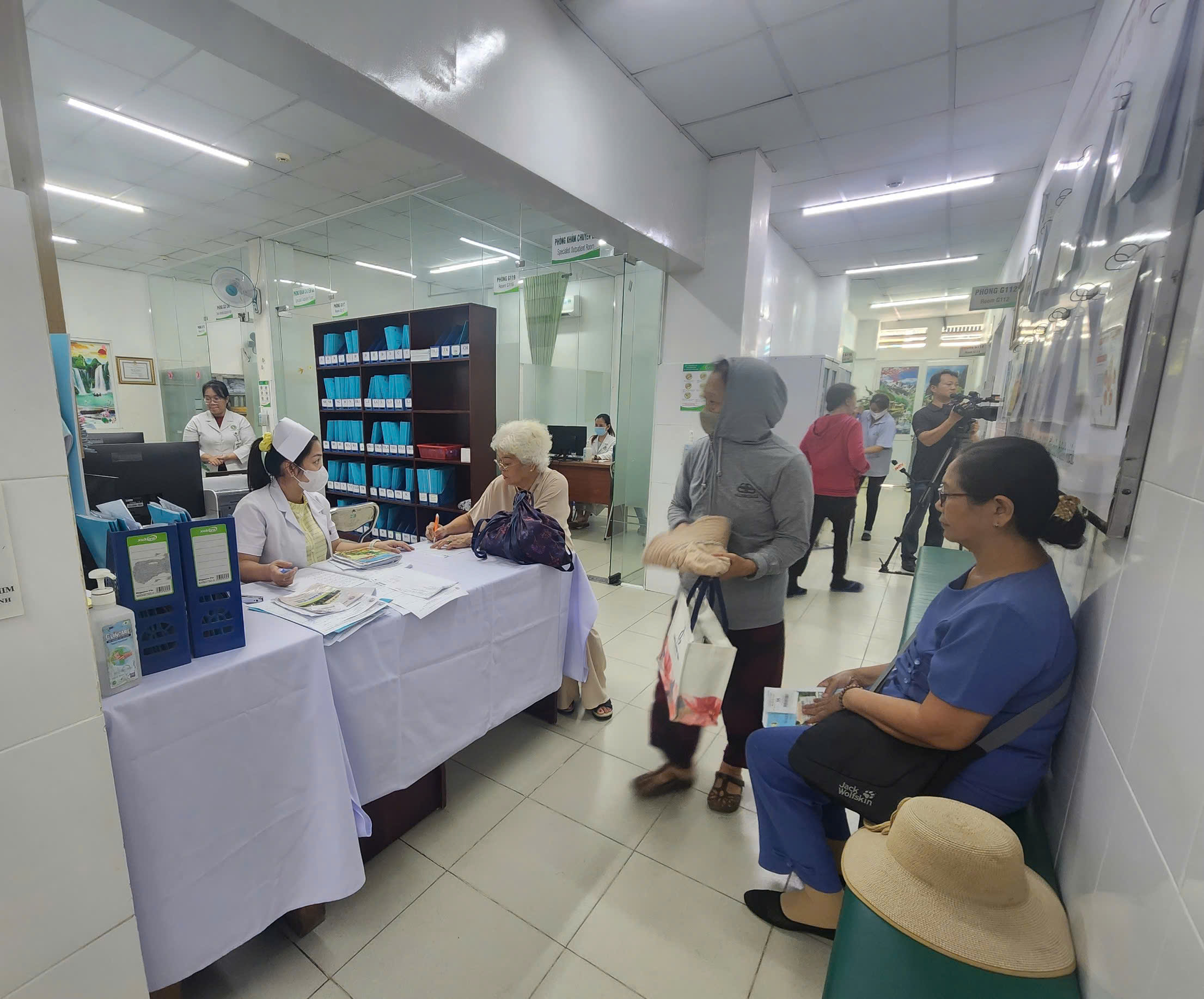 Người phụ nữ nuôi 3 cháu nhỏ bật khóc khi lần đầu được khám bệnh miễn phí - Ảnh 4.
