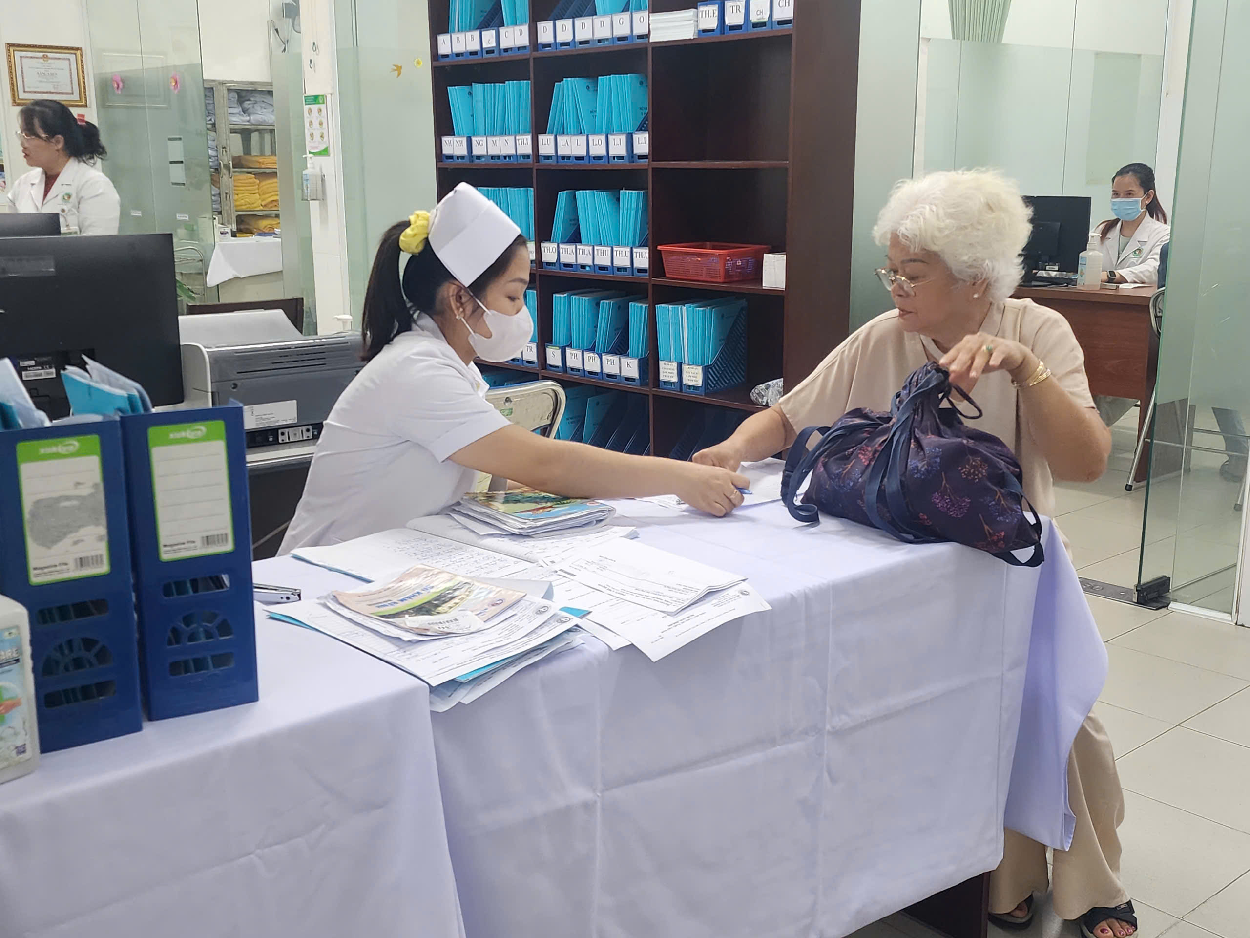 Người phụ nữ nuôi 3 cháu nhỏ bật khóc khi lần đầu được khám bệnh miễn phí - Ảnh 3.