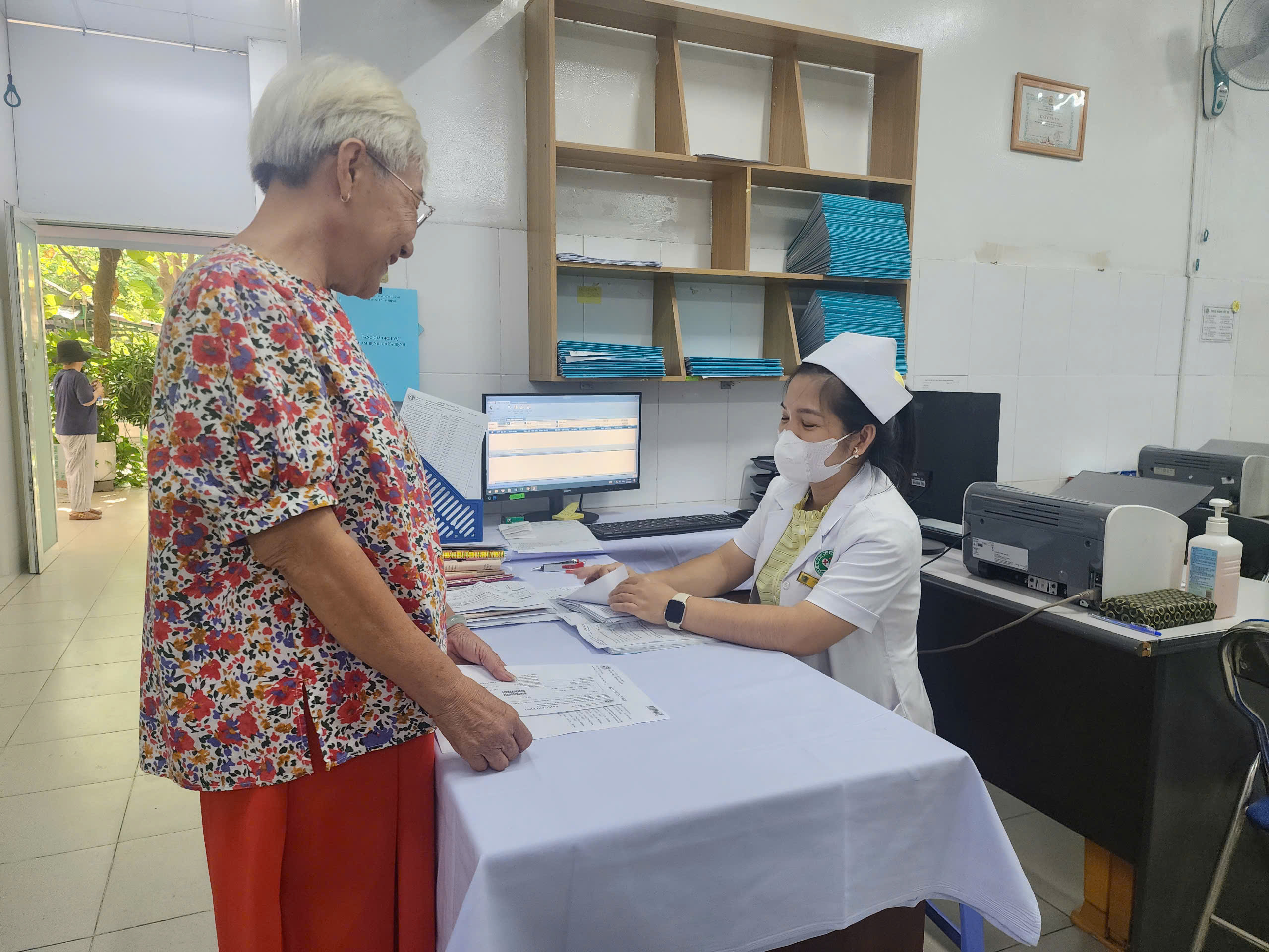 Người phụ nữ nuôi 3 cháu nhỏ bật khóc khi lần đầu được khám bệnh miễn phí - Ảnh 5.