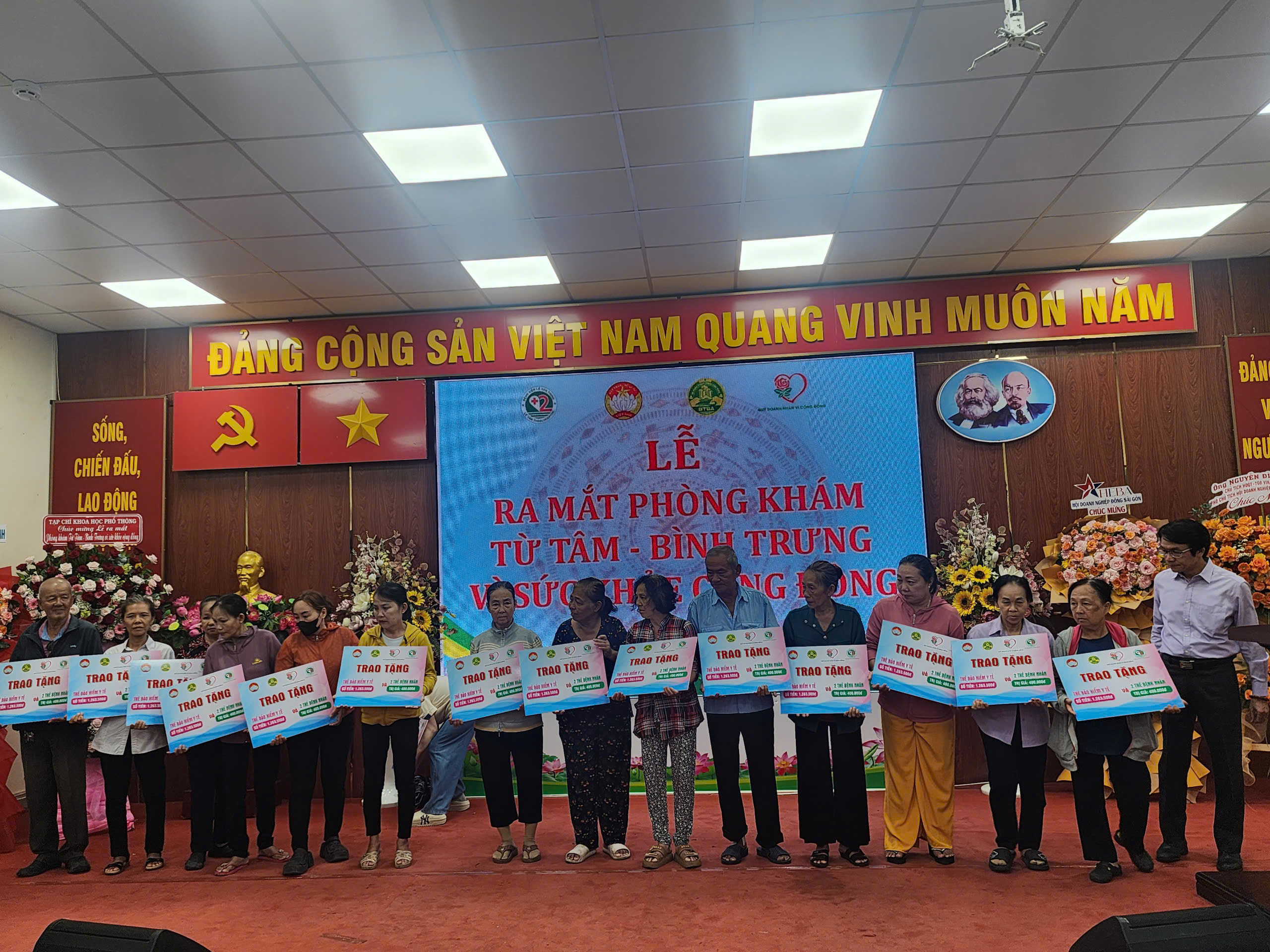 Người phụ nữ nuôi 3 cháu nhỏ bật khóc khi lần đầu được khám bệnh miễn phí - Ảnh 8.