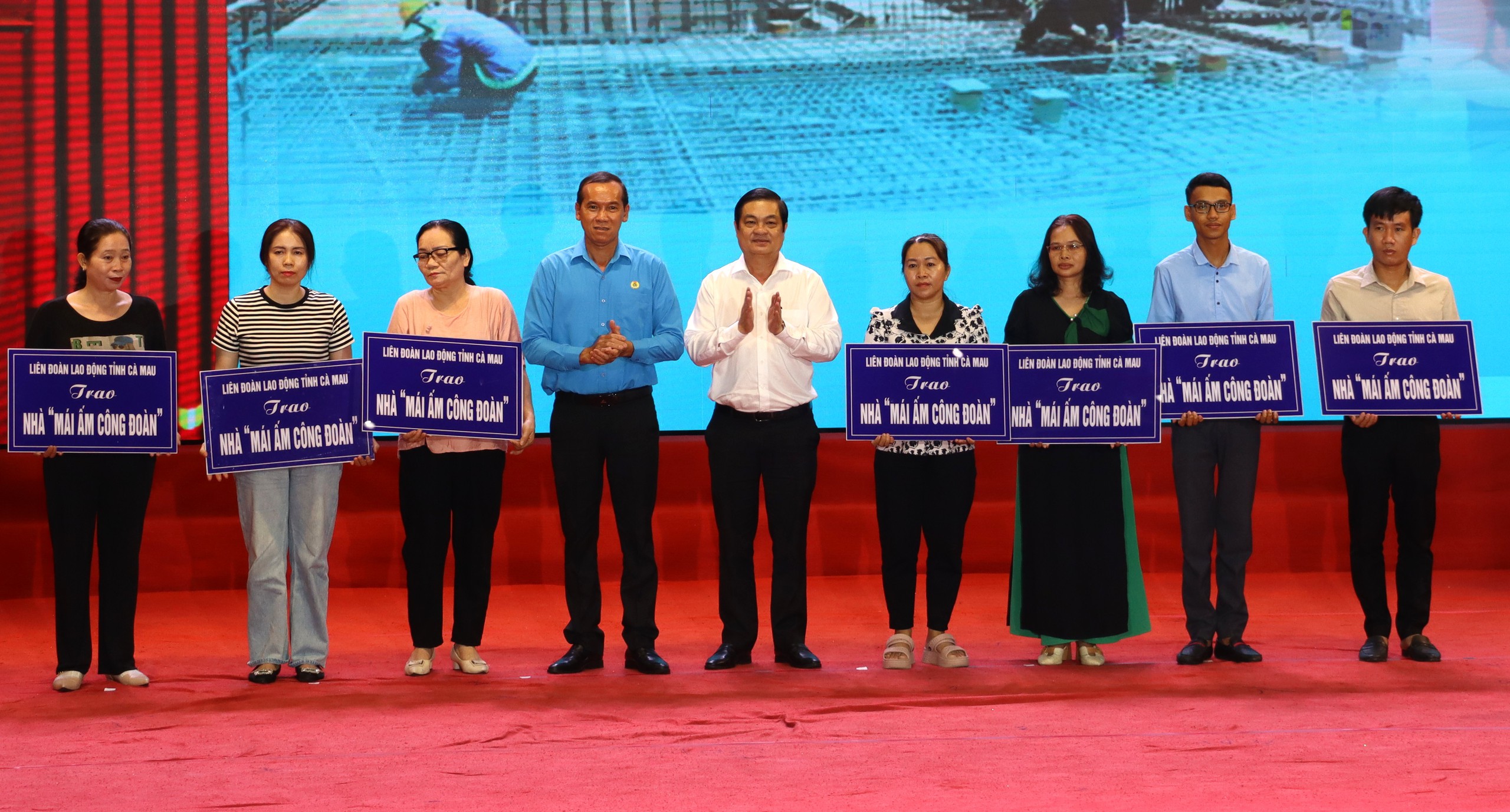 H&agrave;ng trăm phần qu&agrave; được trao tận tay c&ocirc;ng nh&acirc;n c&oacute; ho&agrave;n cảnh kh&oacute; khăn ở C&agrave; Mau - Ảnh 4.