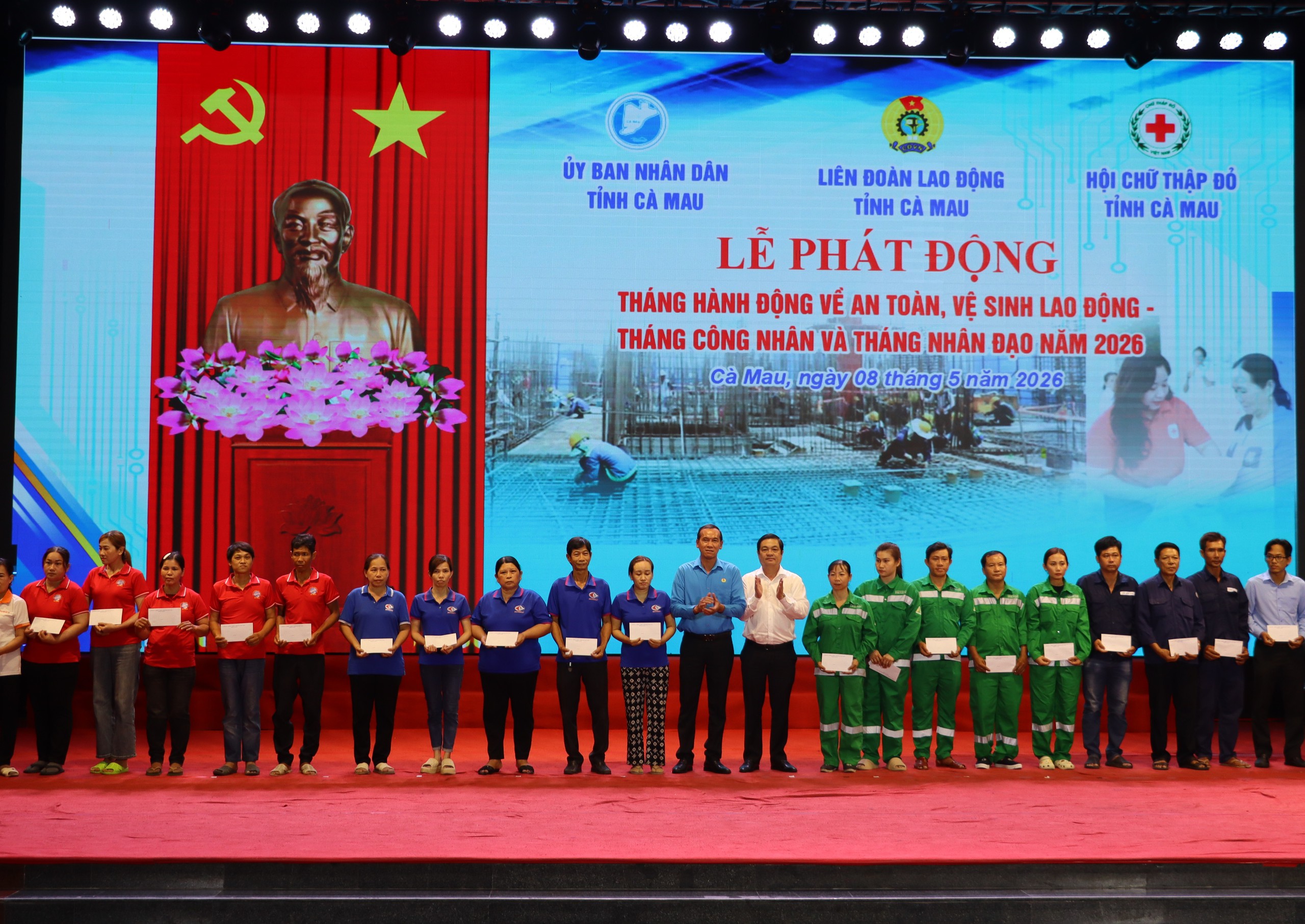 H&agrave;ng trăm phần qu&agrave; được trao tận tay c&ocirc;ng nh&acirc;n c&oacute; ho&agrave;n cảnh kh&oacute; khăn ở C&agrave; Mau - Ảnh 5.