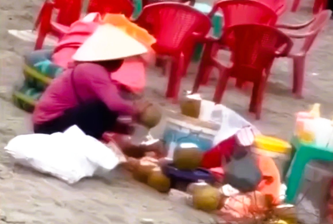 Người phụ nữ gom nước dừa thừa gây hiểu lầm ở khu du lịch - Ảnh 1.