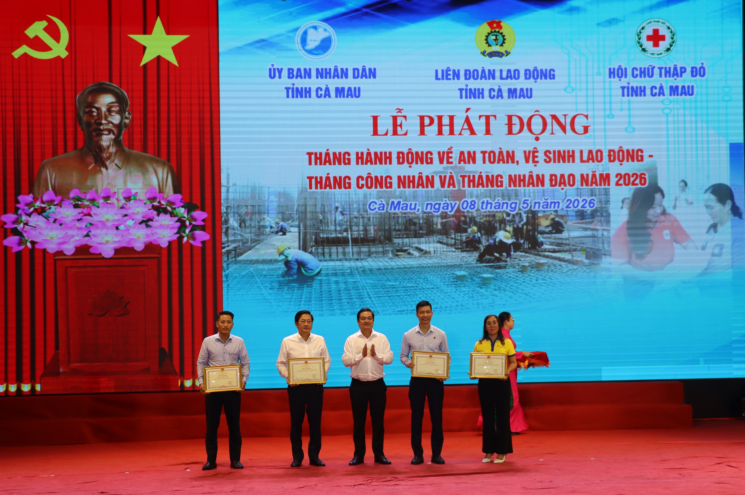 H&agrave;ng trăm phần qu&agrave; được trao tận tay c&ocirc;ng nh&acirc;n c&oacute; ho&agrave;n cảnh kh&oacute; khăn ở C&agrave; Mau - Ảnh 2.