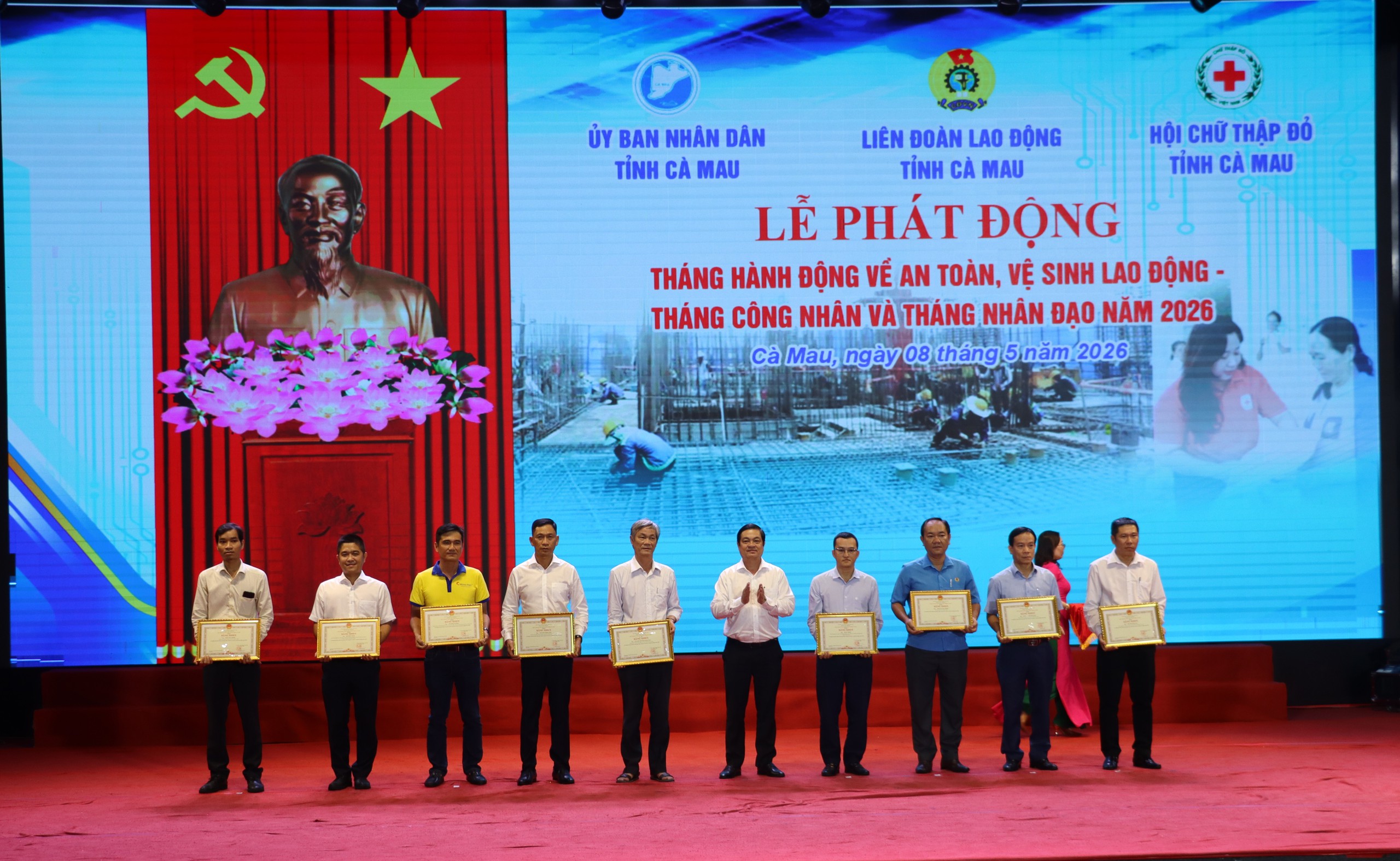 H&agrave;ng trăm phần qu&agrave; được trao tận tay c&ocirc;ng nh&acirc;n c&oacute; ho&agrave;n cảnh kh&oacute; khăn ở C&agrave; Mau - Ảnh 3.