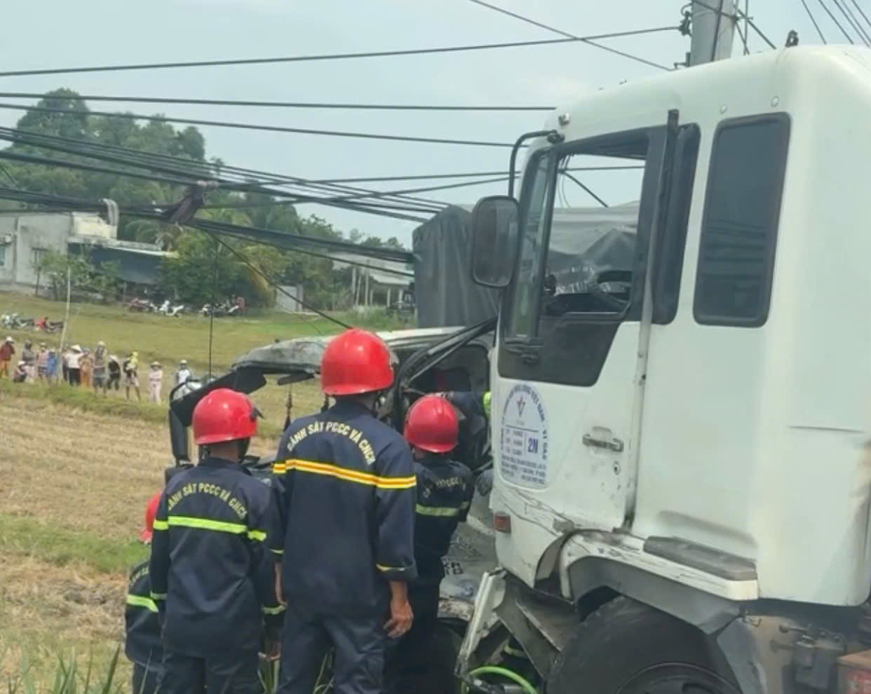 Hiện trường vụ tai nạn giao thông liên hoàn ở Tây Ninh khiến tài xế chết thảm - Ảnh 2.