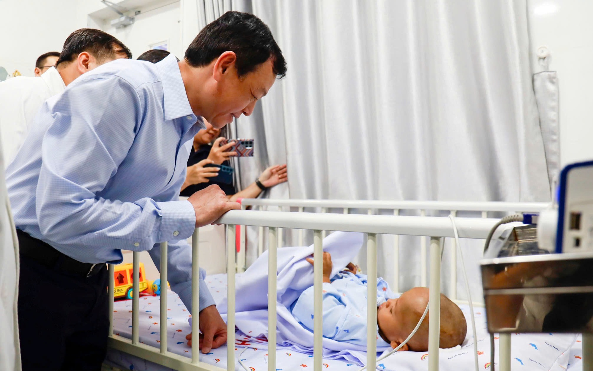 B&eacute; trai 2 tuổi bị bạo h&agrave;nh được cấp giấy khai sinh - Ảnh 3.