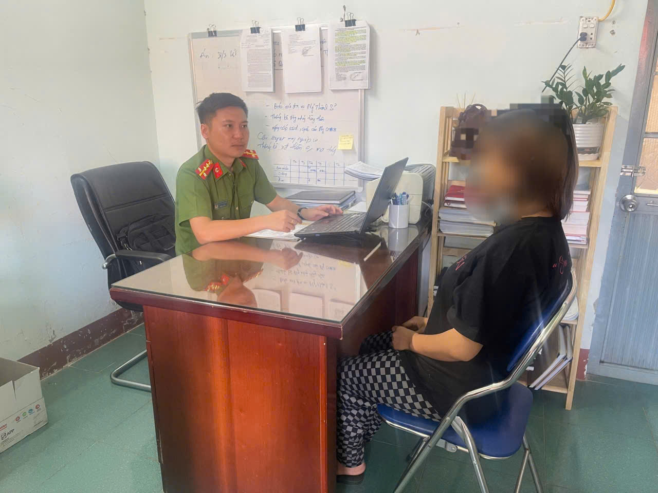 Thiếu nữ 15 tuổi khai nhét giấy vào miệng con mới sinh rồi bỏ lại nhà vệ sinh - Ảnh 1.