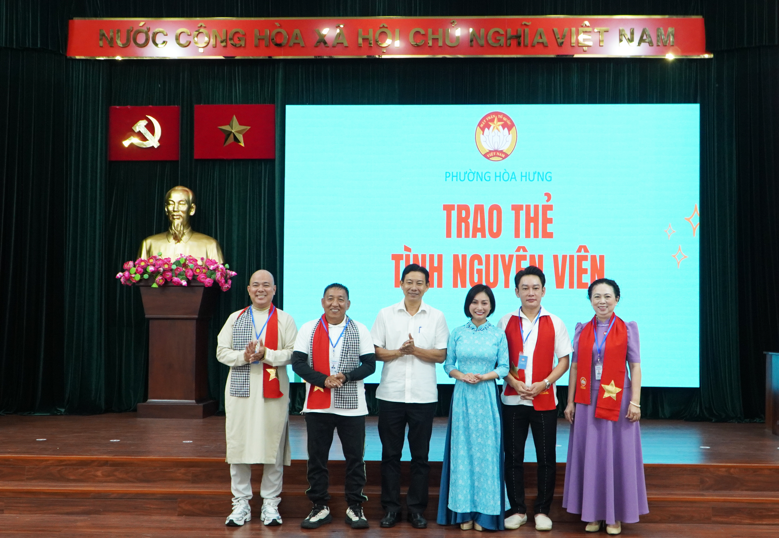 Nhiều nghệ sĩ nổi tiếng tham gia Đội tình nguyện viên của một phường tại TPHCM - Ảnh 2.