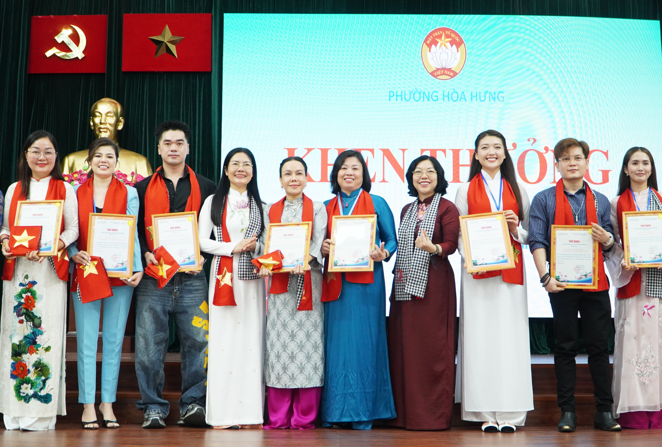 Nhiều nghệ sĩ nổi tiếng tham gia Đội tình nguyện viên của một phường tại TPHCM - Ảnh 1.