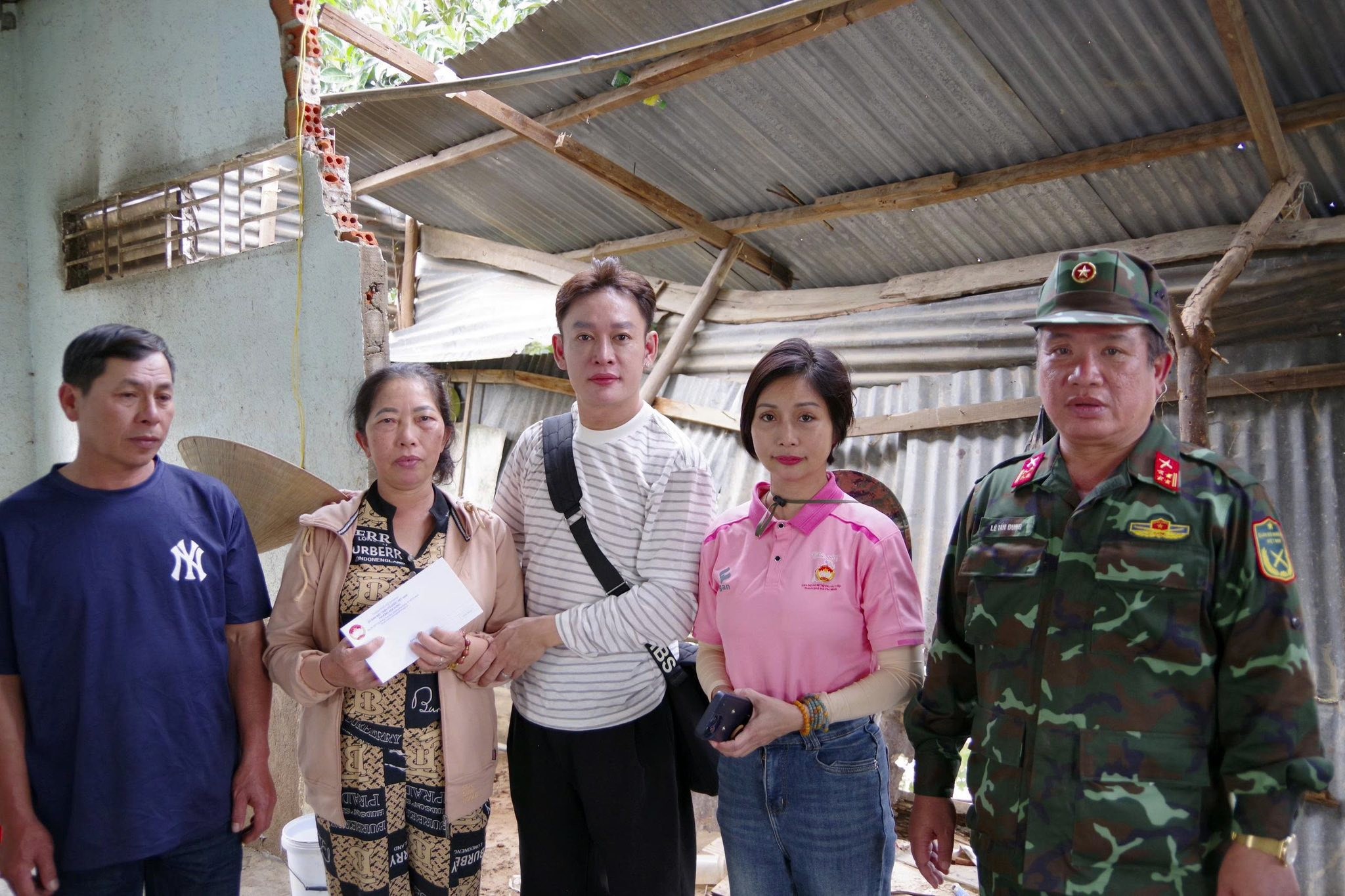 Nhiều nghệ sĩ nổi tiếng tham gia Đội tình nguyện viên của một phường tại TPHCM - Ảnh 3.