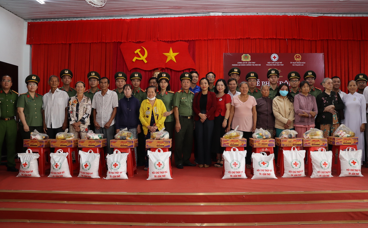 Công an TP Cần Thơ khám bệnh miễn phí cho người dân khó khăn năm 2026 - Ảnh 6.