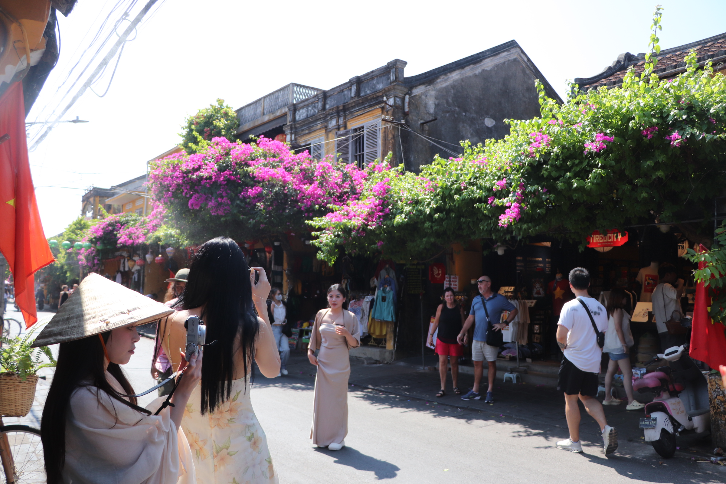 Giới trẻ đổ về phố cổ Hội An check-in m&ugrave;a hoa giấy - Ảnh 7.