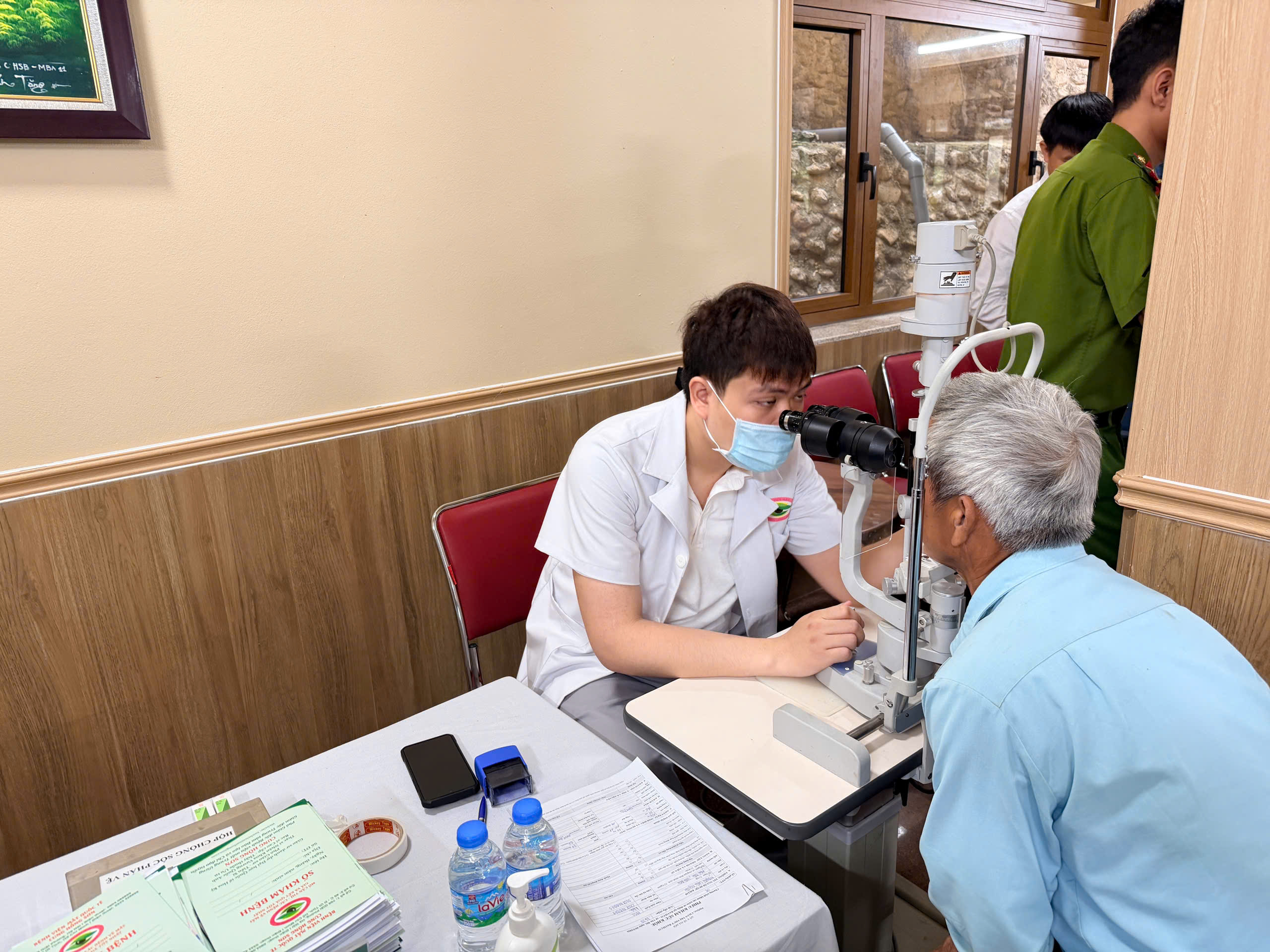 Bác sĩ tuyến trung ương về xã khám miễn phí cho người có công - Ảnh 5.
