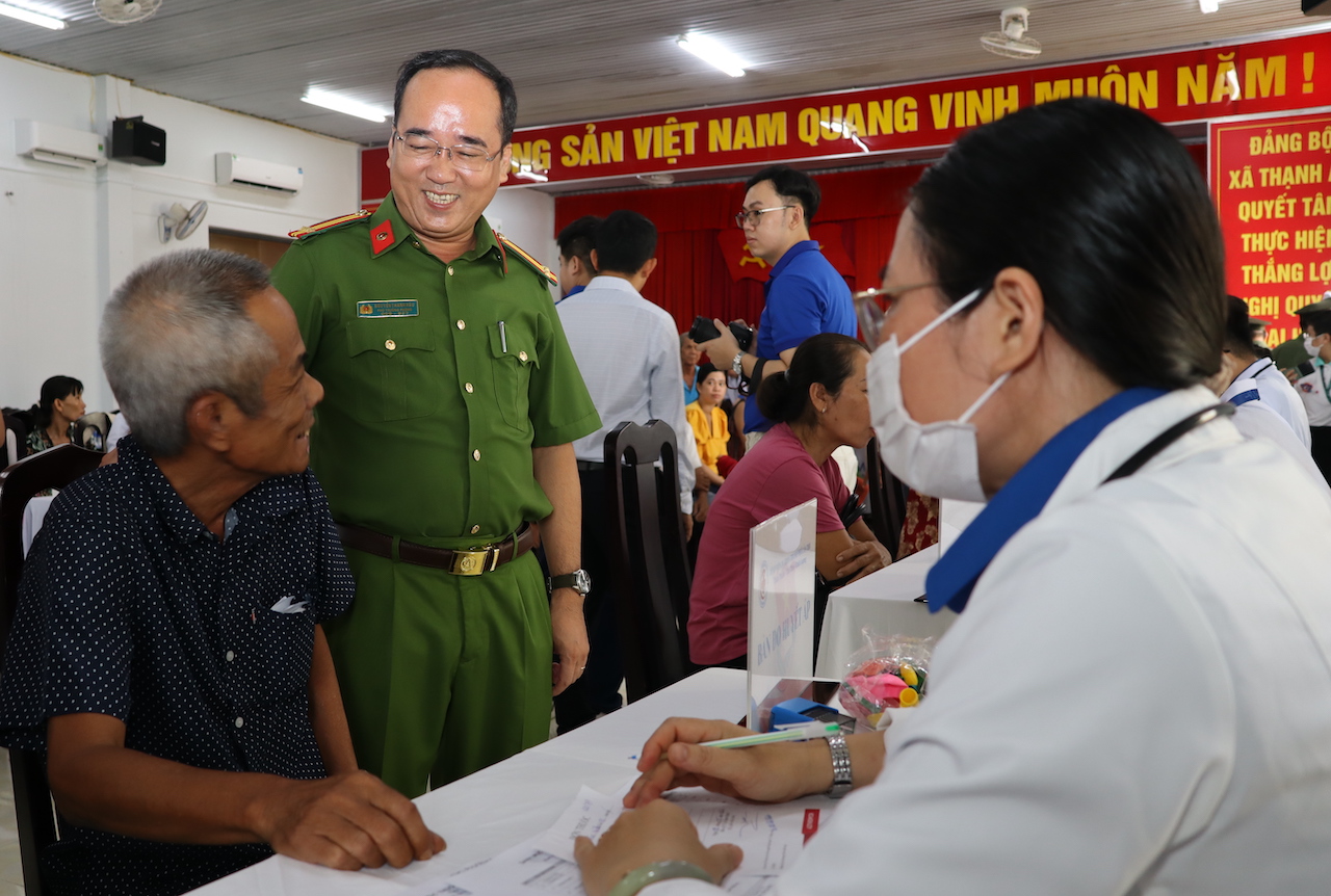 Công an TP Cần Thơ khám bệnh miễn phí cho người dân khó khăn năm 2026 - Ảnh 4.