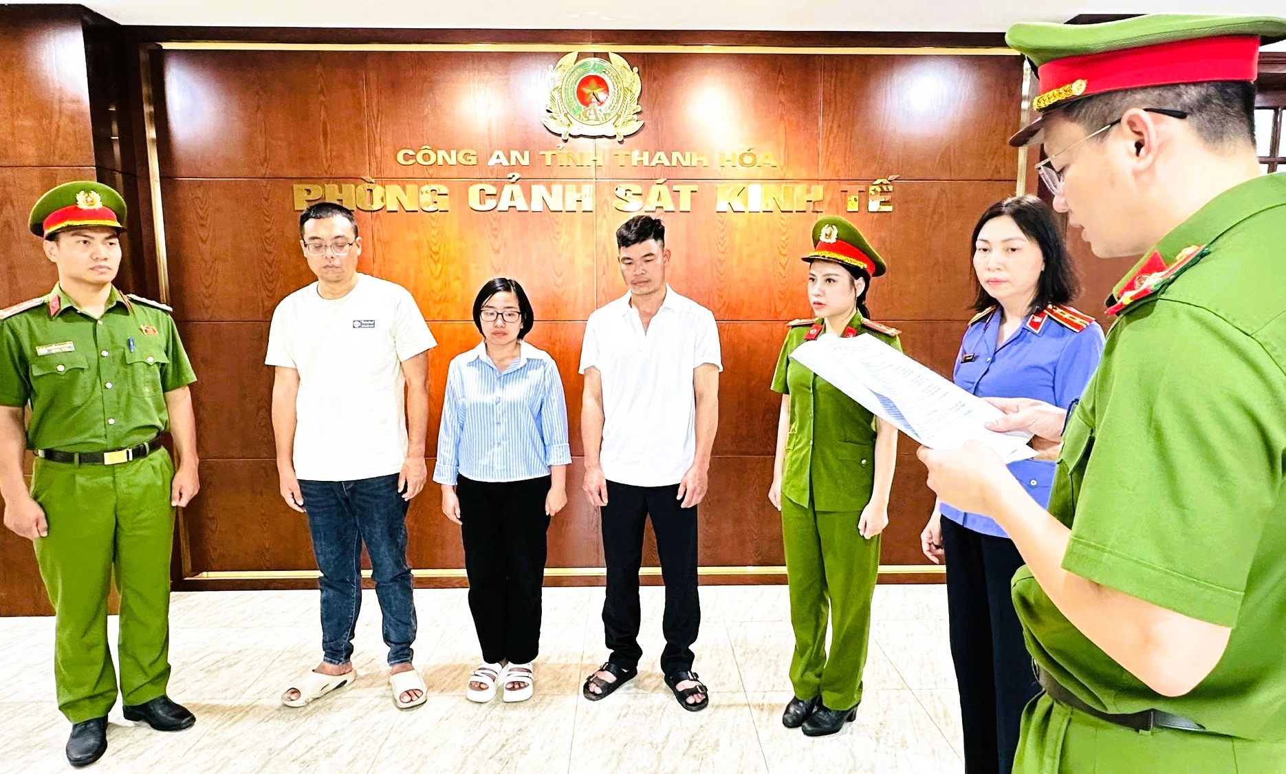 Xả thải 6.000 tấn chất thải ra môi trường, 3 người cảu công ty chăn nuôi heo bị khởi tố - Ảnh 1.