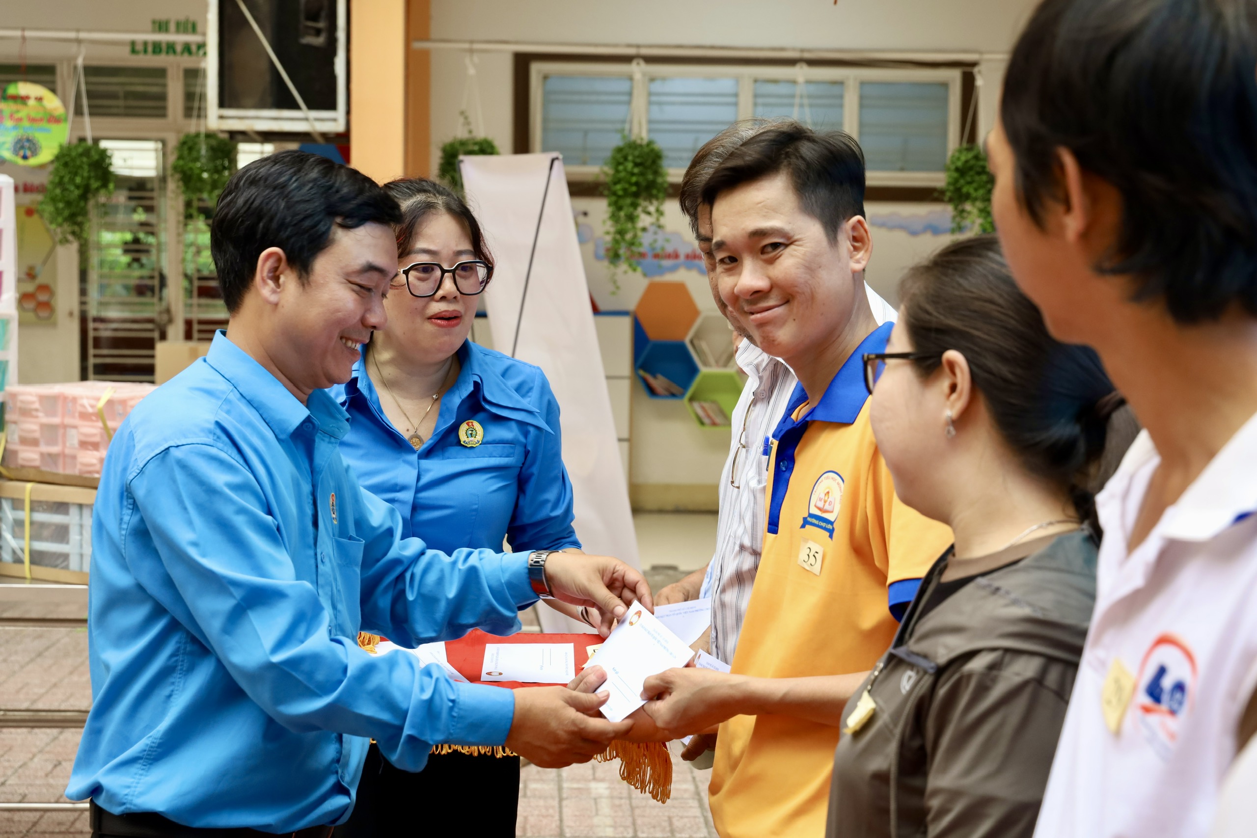 Phường Chợ Lớn phát động Tháng Công nhân, tiếp nhận hơn 1,3 tỉ đồng cho Quỹ “Vì người nghèo” - Ảnh 8.