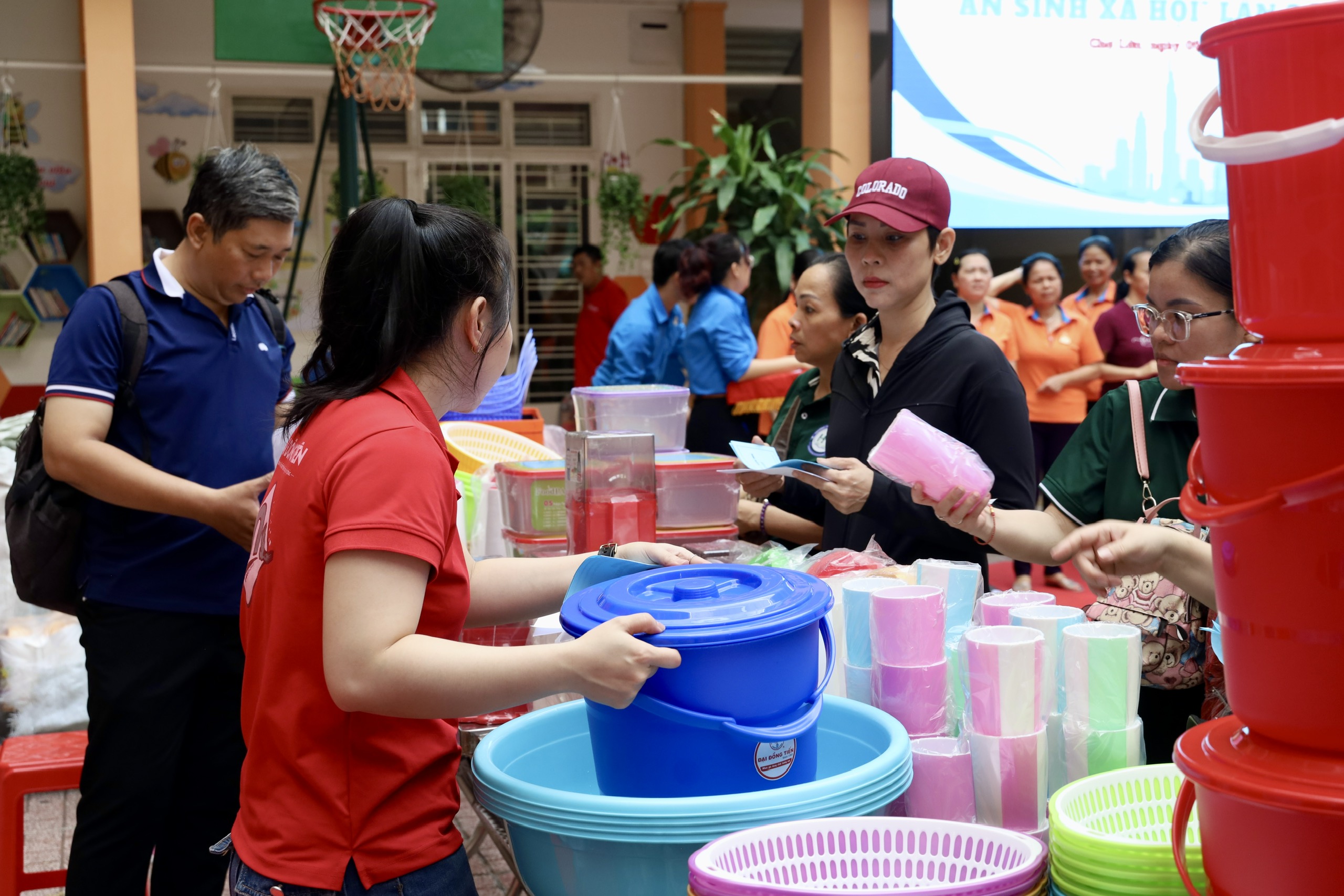 Phường Chợ Lớn phát động Tháng Công nhân, tiếp nhận hơn 1,3 tỉ đồng cho Quỹ “Vì người nghèo” - Ảnh 9.