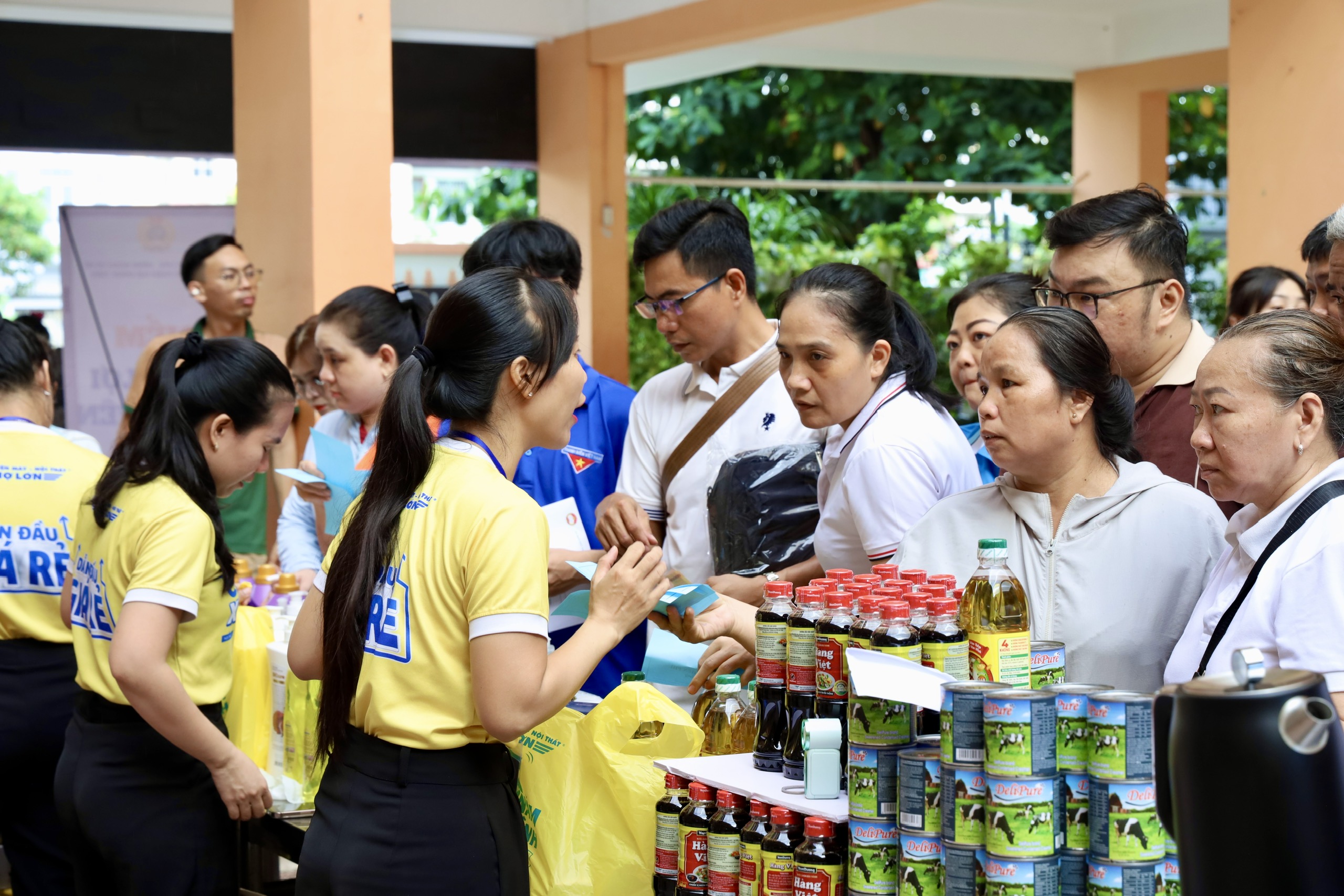 Phường Chợ Lớn phát động Tháng Công nhân, tiếp nhận hơn 1,3 tỉ đồng cho Quỹ “Vì người nghèo” - Ảnh 8.