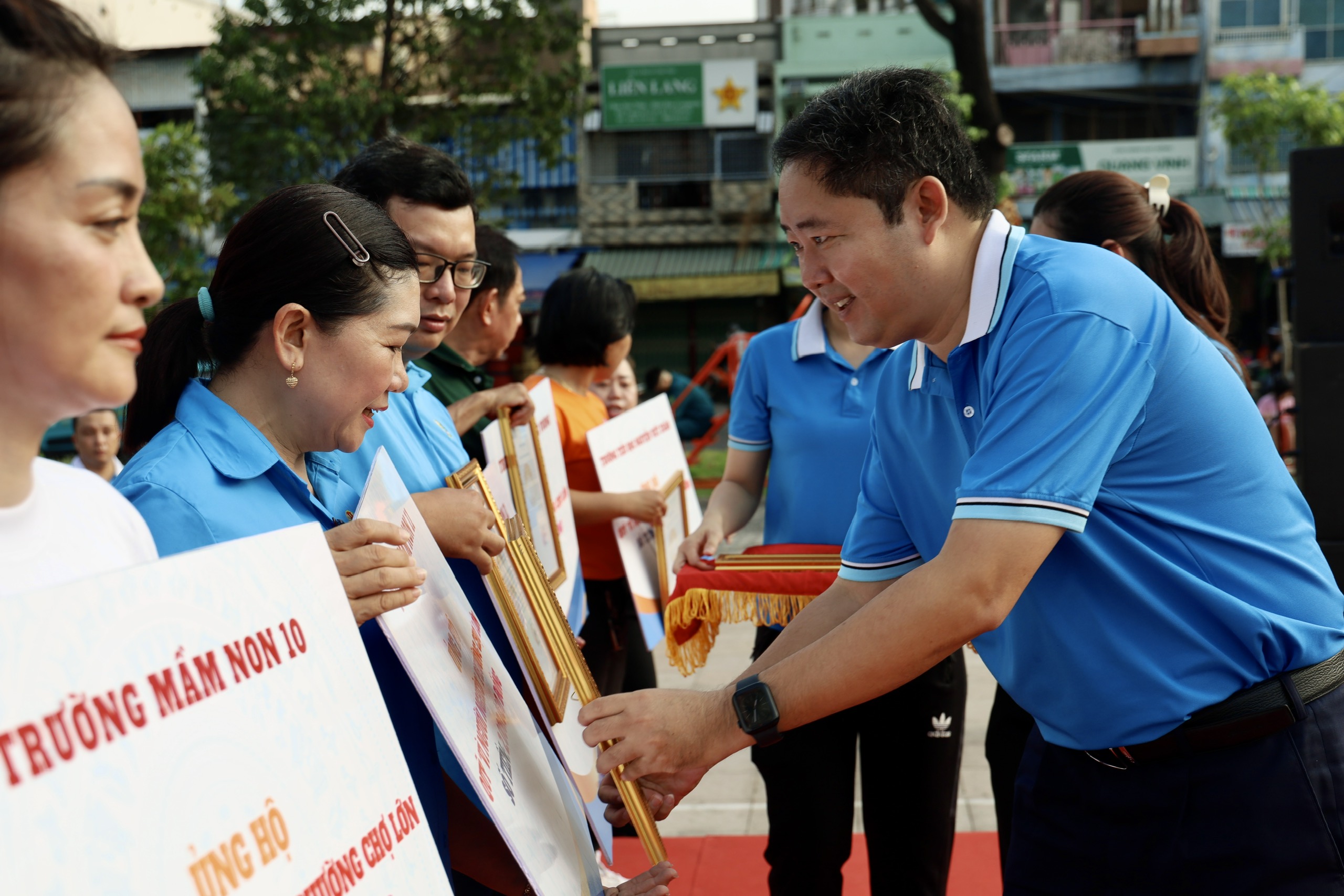 Phường Chợ Lớn phát động Tháng Công nhân, tiếp nhận hơn 1,3 tỉ đồng cho Quỹ “Vì người nghèo” - Ảnh 5.