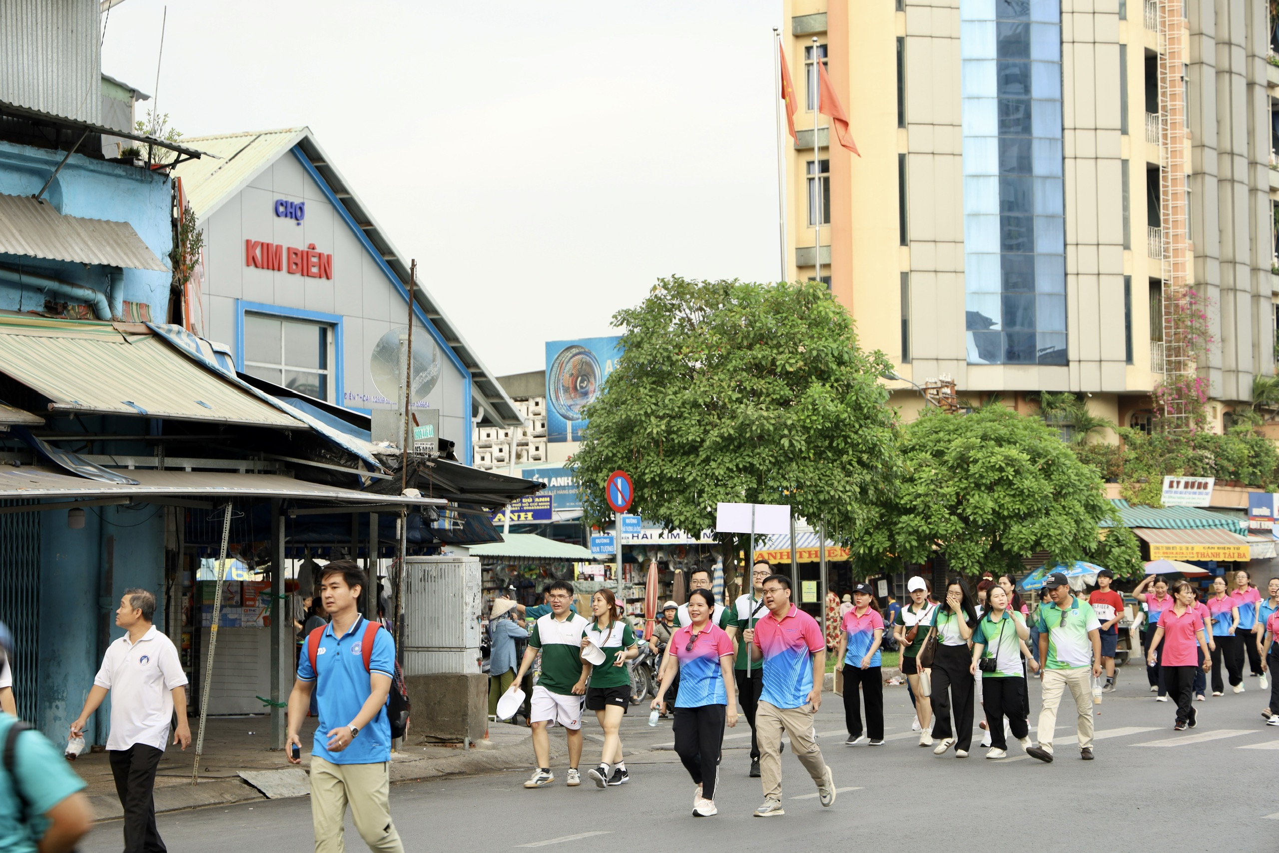 Phường Chợ Lớn phát động Tháng Công nhân, tiếp nhận hơn 1,3 tỉ đồng cho Quỹ “Vì người nghèo” - Ảnh 6.
