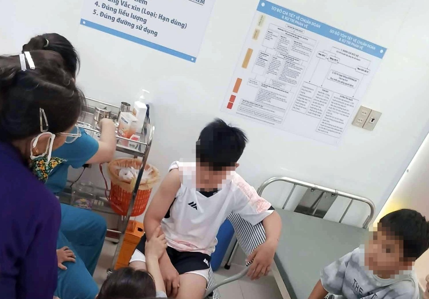 Chó lạ điên cuồng lao vào cắn người đi đường, 6 người bị thương - Ảnh 1.