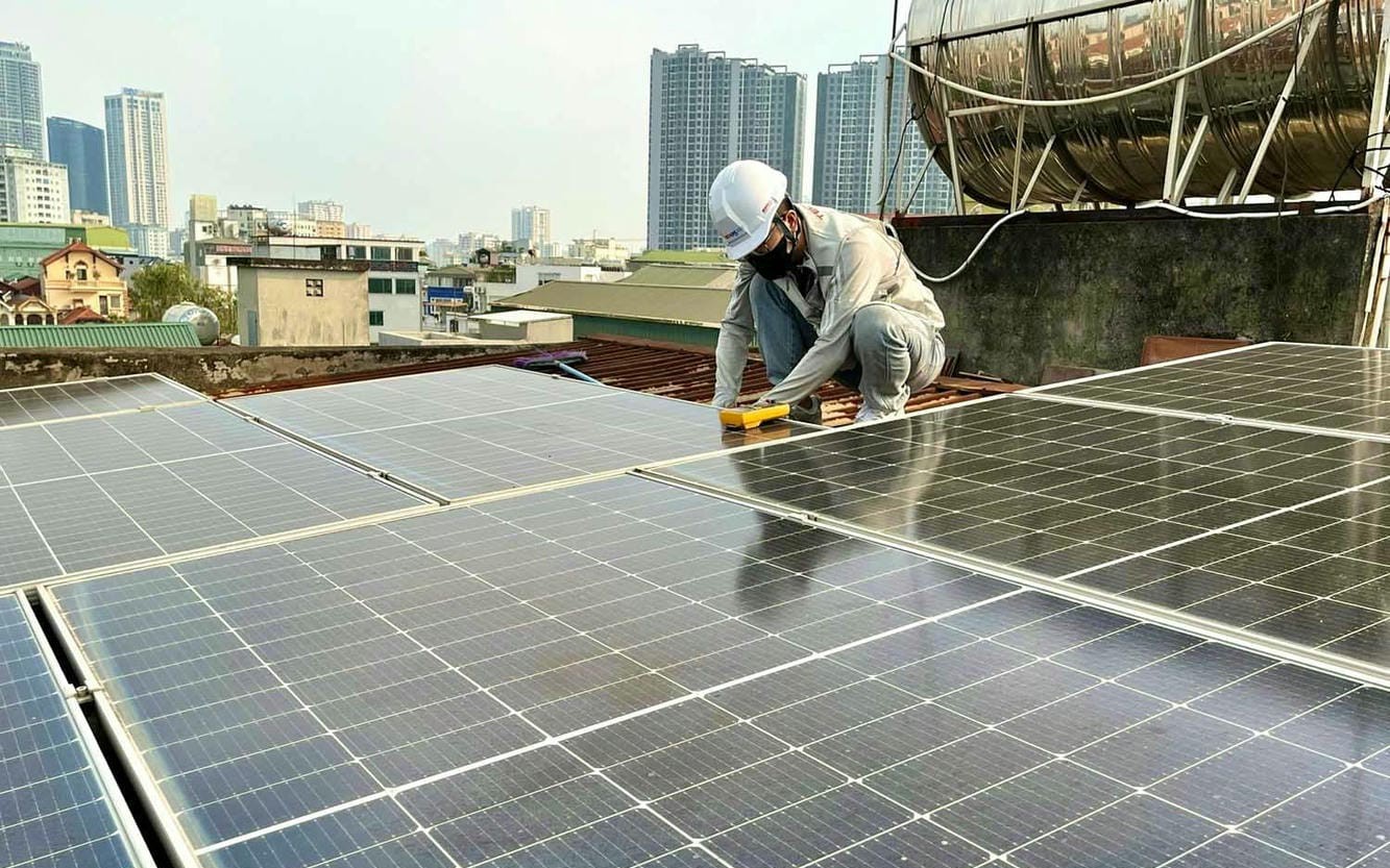 Lắp điện mặt trời m&aacute;i nh&agrave;: Tiết kiệm tiền điện, sao vẫn &iacute;t người l&agrave;m? - Ảnh 1.