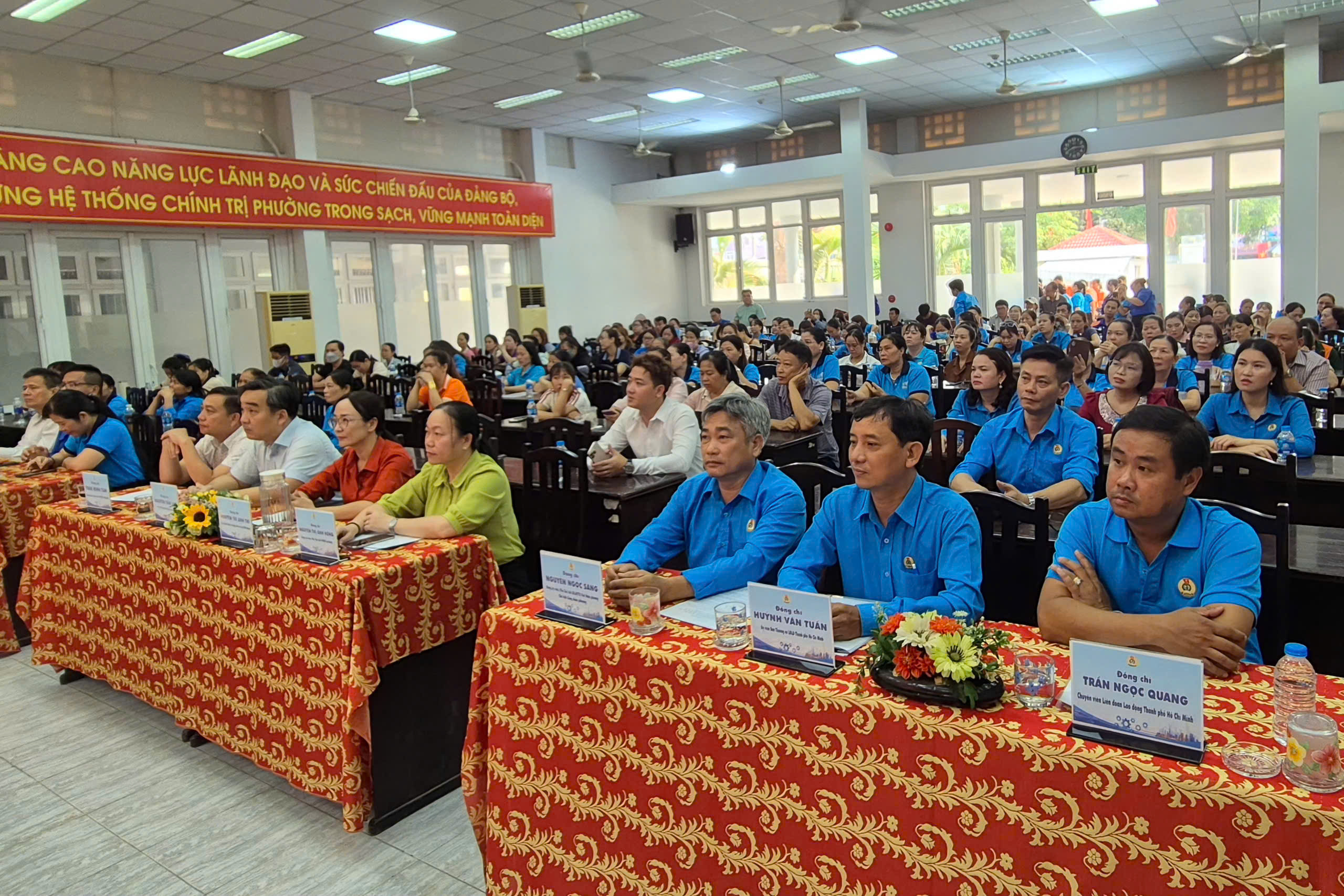 Thông tin nổi bật ở TPHCM: Thành ủy ra chỉ thị mới, công an ra quân nhiều người bị xử phạt - Ảnh 4.