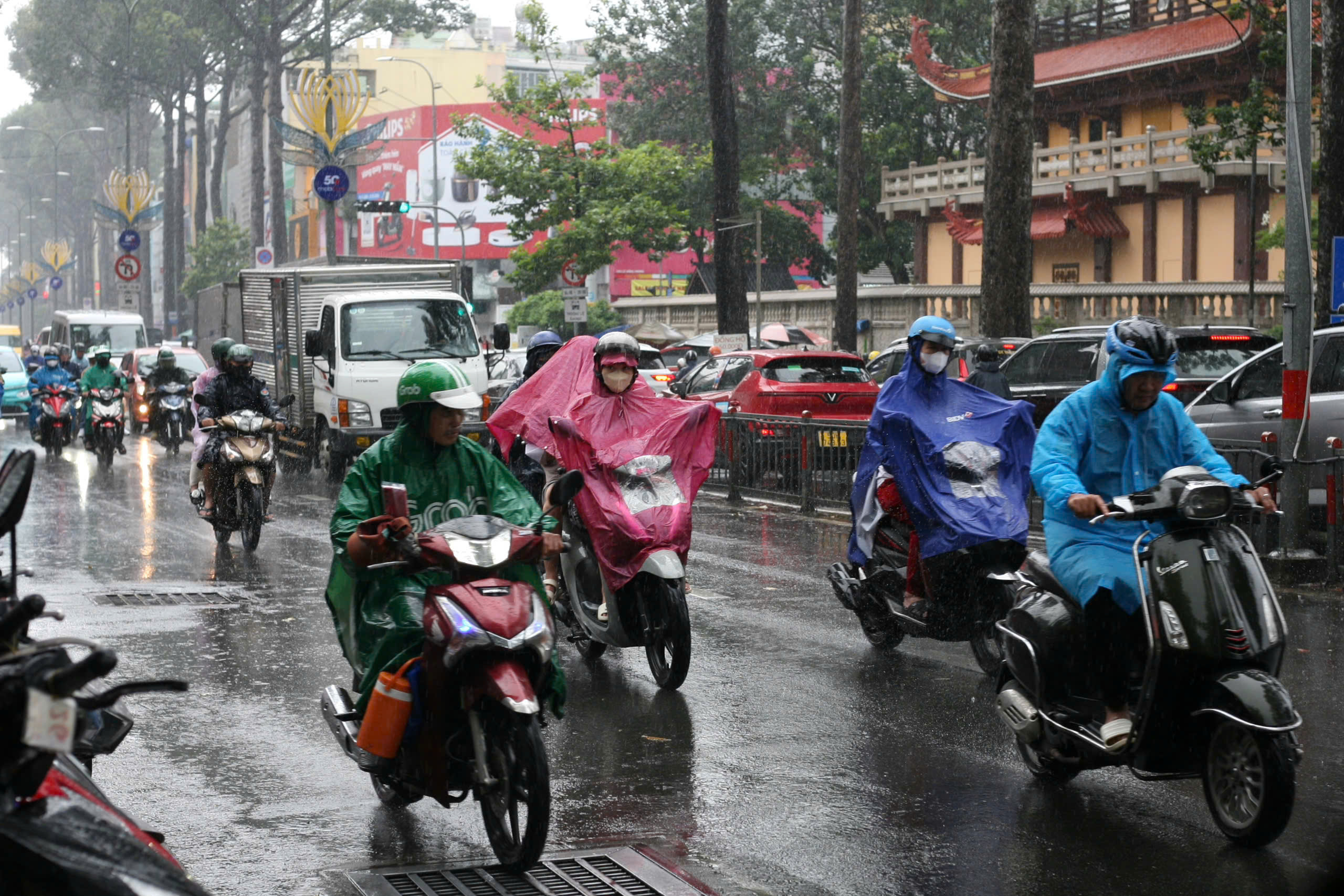 - Ảnh 1. TPHCM và Nam Bộ tiếp tục có đợt mưa diện rộng - Ảnh 1.