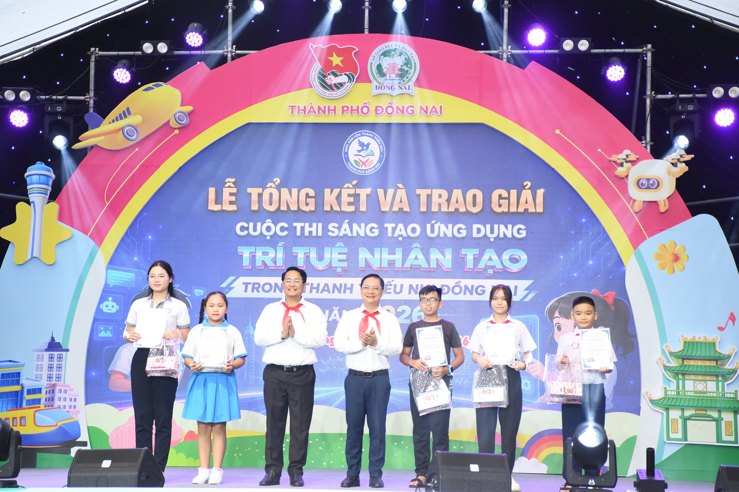 B&aacute;o Người Lao Động trao 50 suất hỗ trợ tiếp sức học sinh vượt kh&oacute;, vươn l&ecirc;n - Ảnh 4.