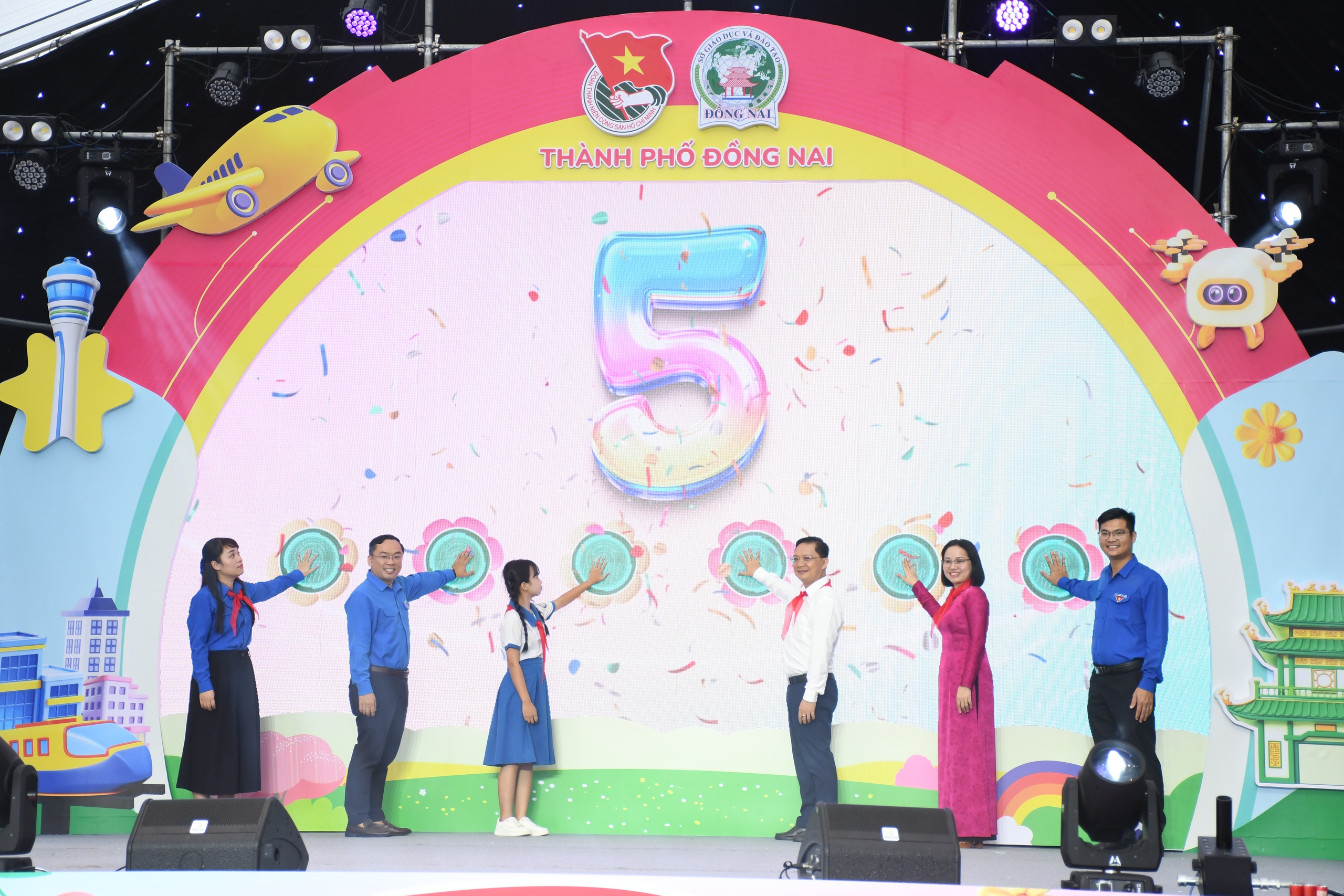 B&aacute;o Người Lao Động trao 50 suất hỗ trợ tiếp sức học sinh vượt kh&oacute;, vươn l&ecirc;n - Ảnh 5.