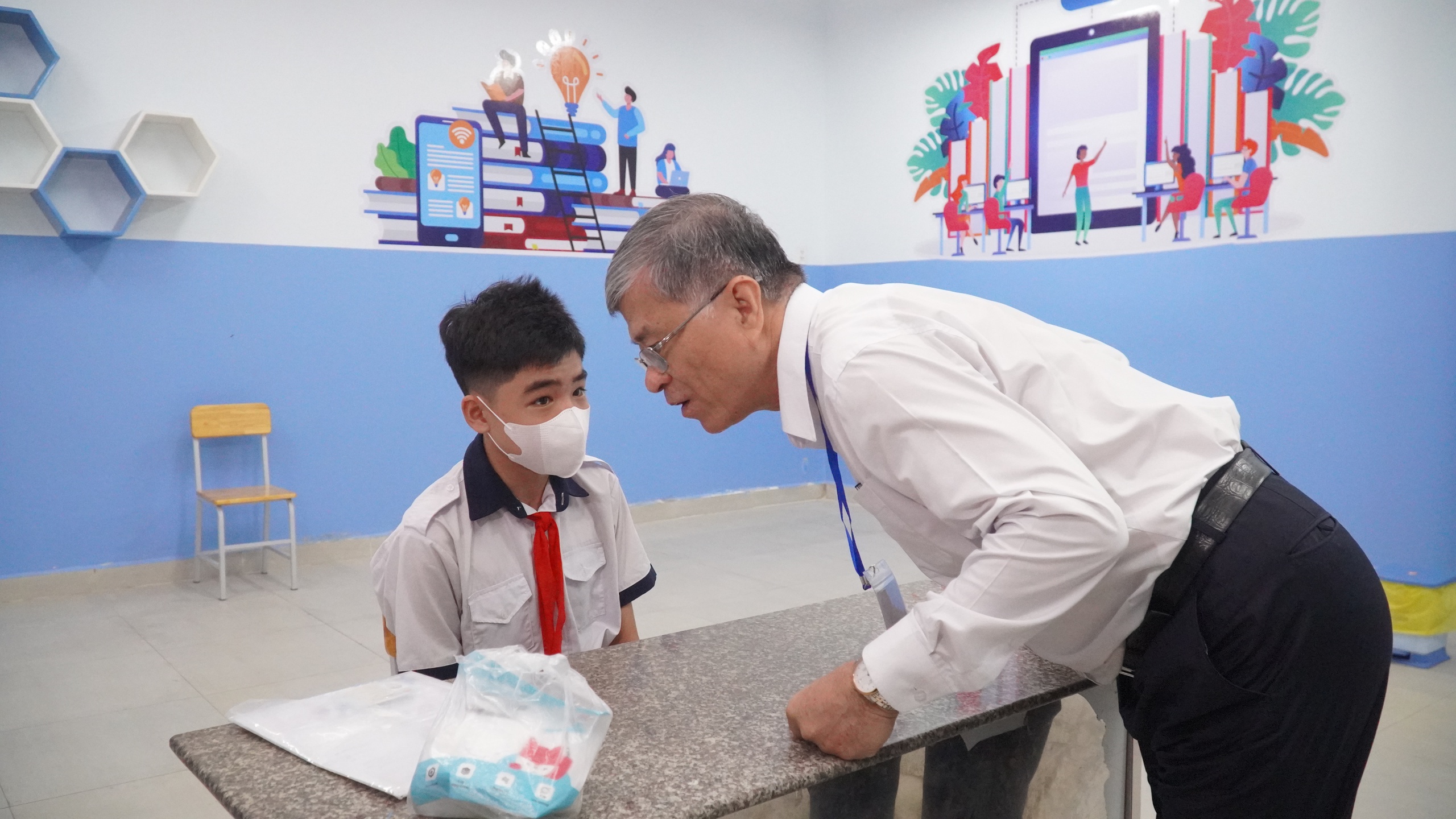 Những khoảnh khắc đẹp trong ngày thi lớp 10 ở TPHCM - Ảnh 8.