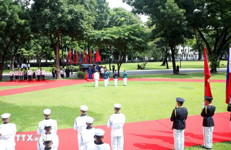 21 loạt đại b&aacute;c ch&agrave;o mừng Tổng B&iacute; thư, Chủ tịch nước T&ocirc; L&acirc;m thăm cấp Nh&agrave; nước Philippines - Ảnh 7.
