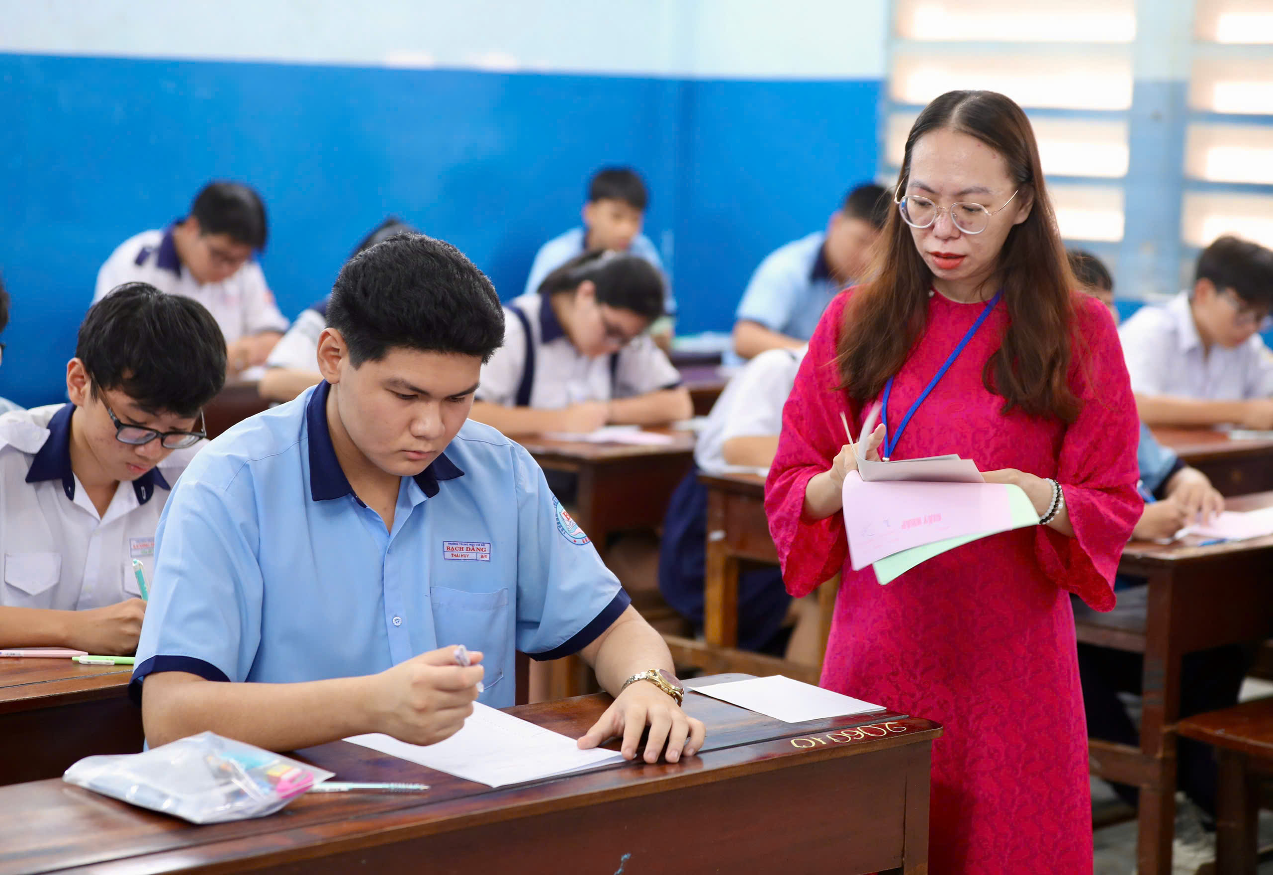 Những khoảnh khắc đẹp trong ngày thi lớp 10 ở TPHCM - Ảnh 12.
