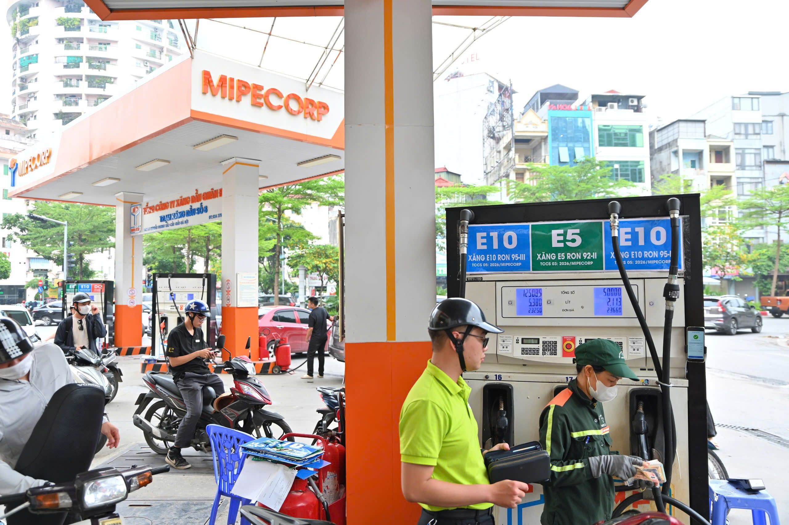 Nhiều khách hàng lần đầu tiên trải nghiệm xăng sinh học E10 - Ảnh 4.