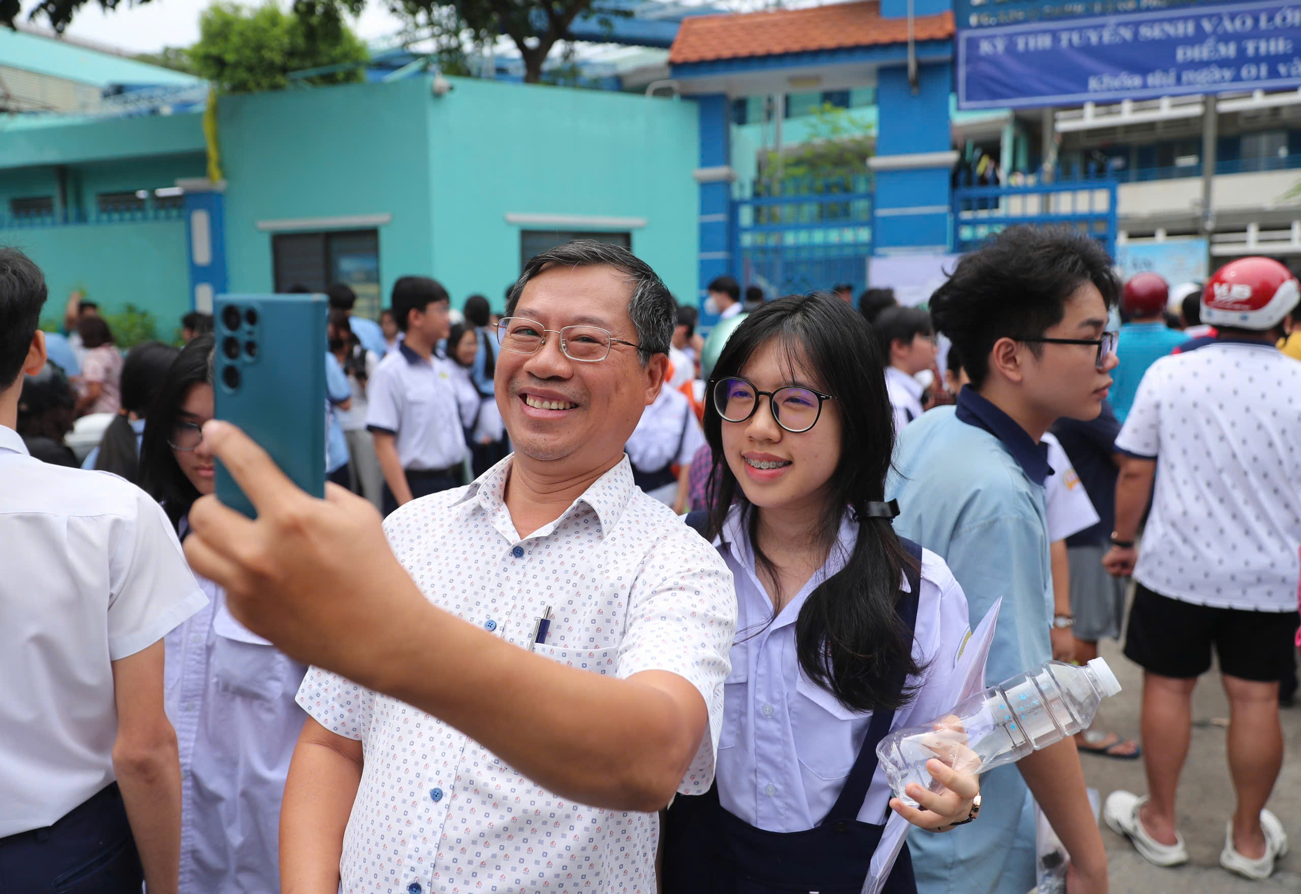 Sĩ tử vỡ &ograve;a hạnh ph&uacute;c với đề thi m&ocirc;n ngữ văn về thấu hiểu cảm x&uacute;c - Ảnh 8.