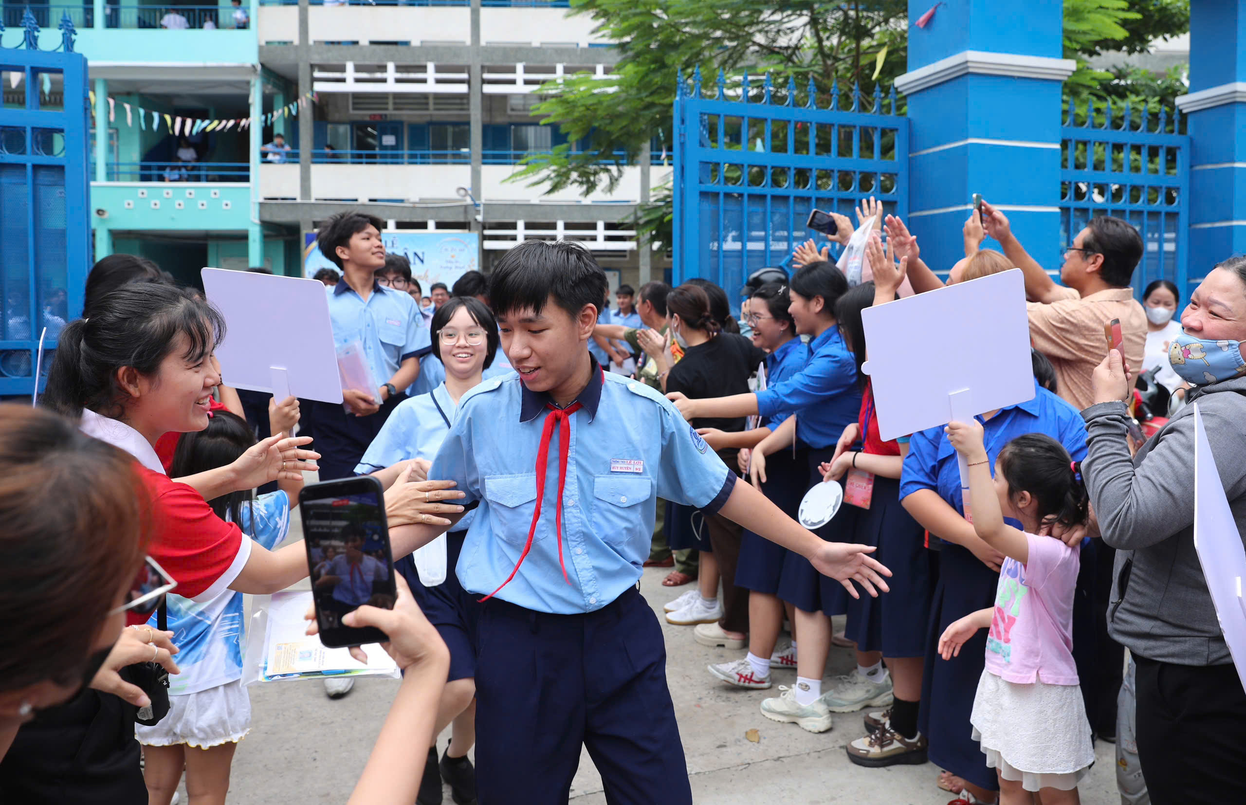 Sĩ tử vỡ &ograve;a hạnh ph&uacute;c với đề thi m&ocirc;n ngữ văn về thấu hiểu cảm x&uacute;c - Ảnh 7.