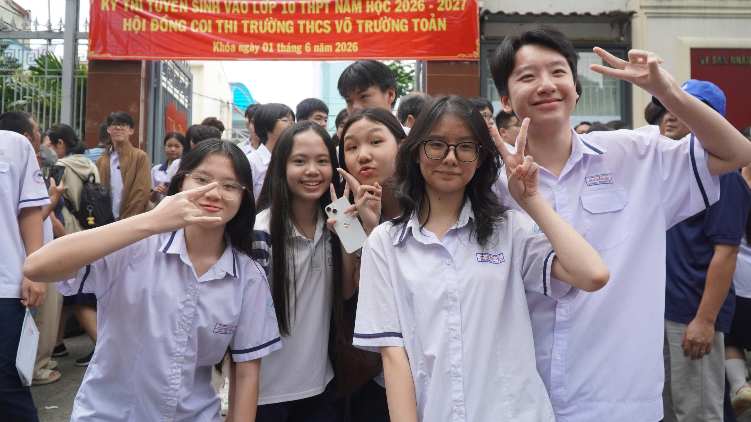 Sĩ tử vỡ &ograve;a hạnh ph&uacute;c với đề thi m&ocirc;n ngữ văn về thấu hiểu cảm x&uacute;c - Ảnh 4.