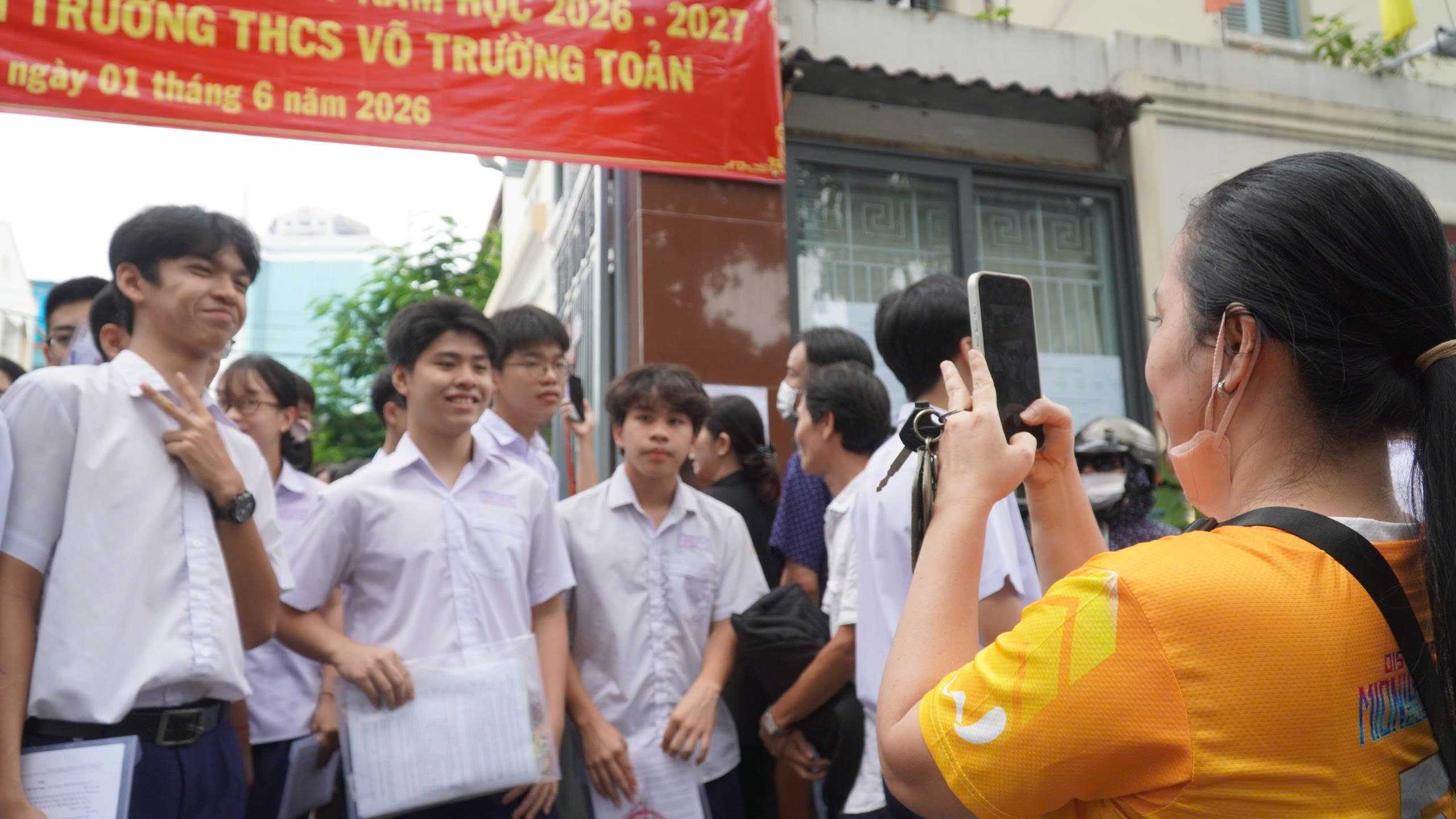 Sĩ tử vỡ &ograve;a hạnh ph&uacute;c với đề thi m&ocirc;n ngữ văn về thấu hiểu cảm x&uacute;c - Ảnh 3.