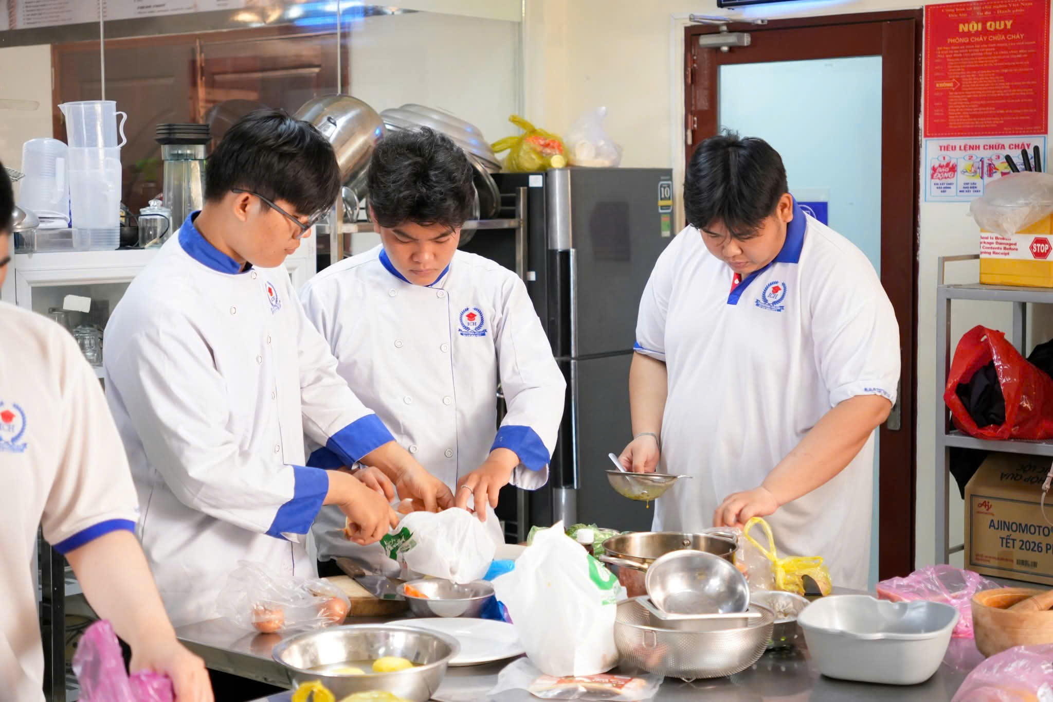 Học nhóm ngành dịch vụ - du lịch trong thời đại AI, con người có bị mất việc?  - Ảnh 3.