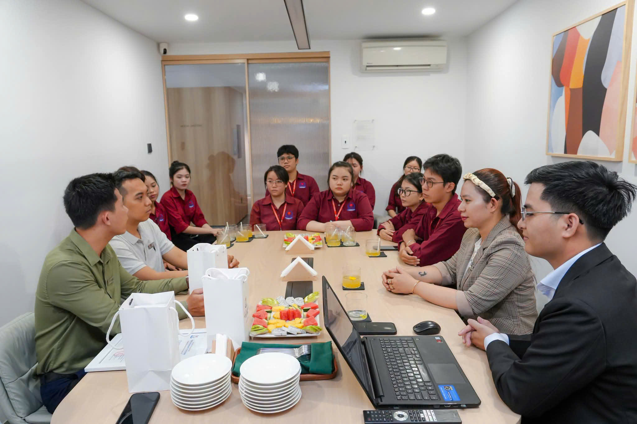 Học nhóm ngành dịch vụ - du lịch trong thời đại AI, con người có bị mất việc?  - Ảnh 2.