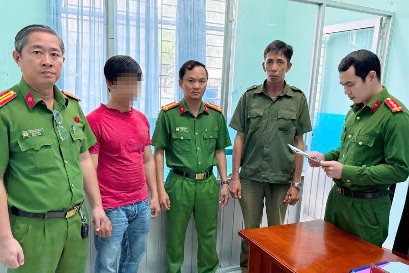 Tây Ninh triệt phá đường dây sản xuất dầu gió giả lớn nhất năm 2026 - Ảnh 1.