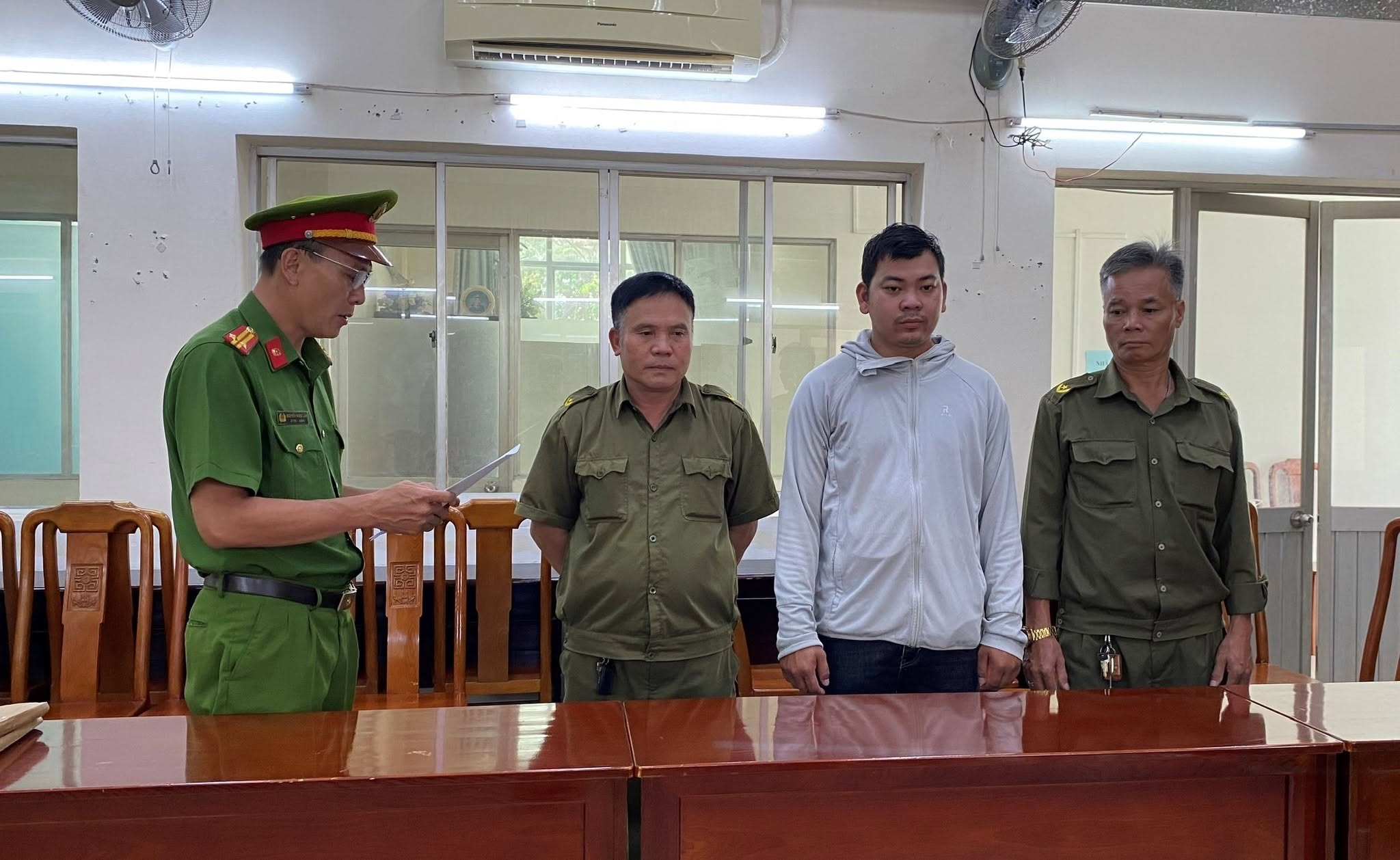 Khởi tố thanh niên tạt sơn nhà hàng xóm gây hư hỏng tài sản tại Nhà Bè - Ảnh 1. Khởi tố thanh niên tạt sơn nhà hàng xóm gây hư hỏng tài sản tại Nhà Bè - Ảnh 1.