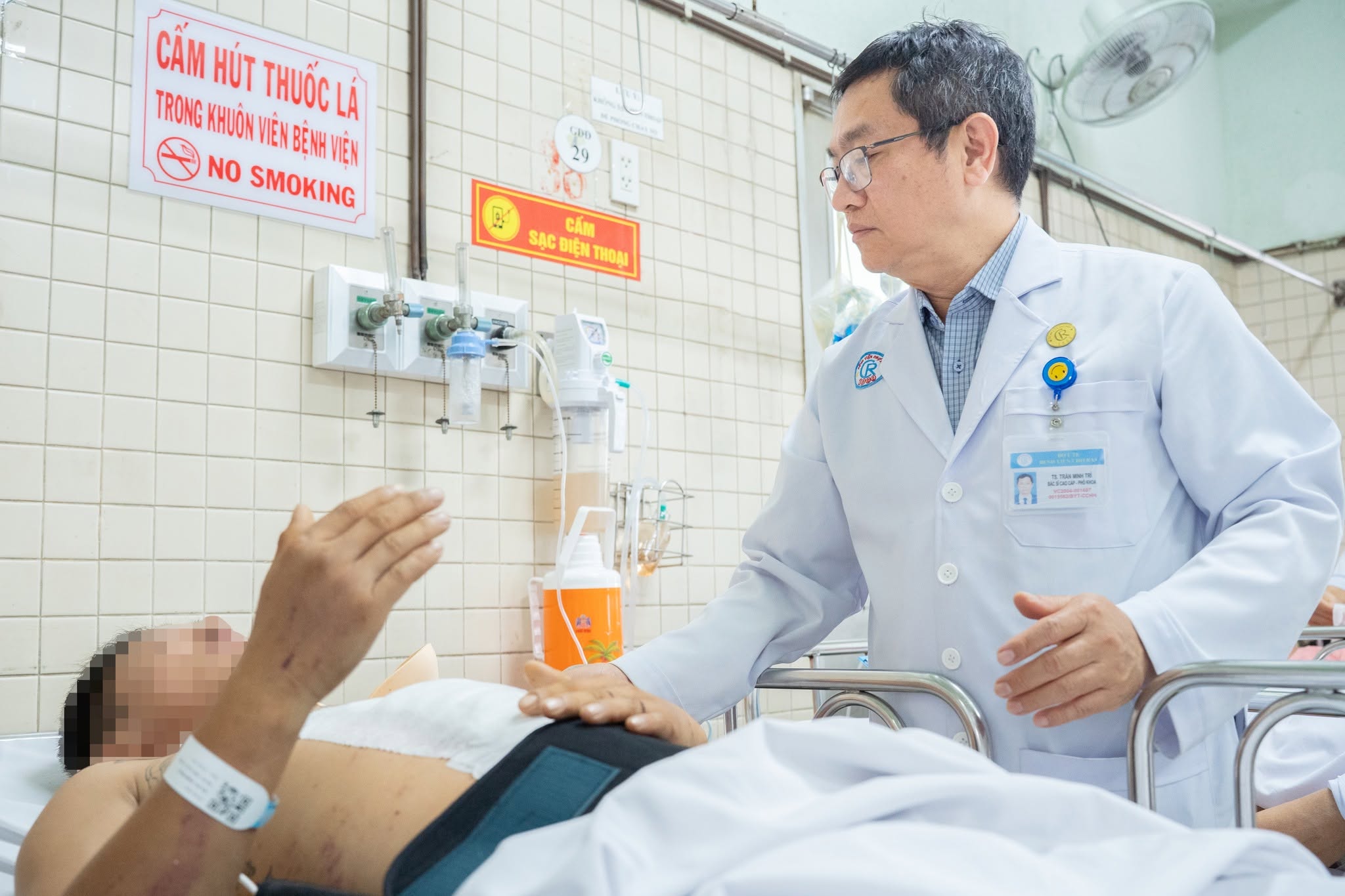 Bệnh viện Chợ Rẫy hội chẩn toàn viện cứu nạn nhân đa chấn thương nặng - Ảnh 1.