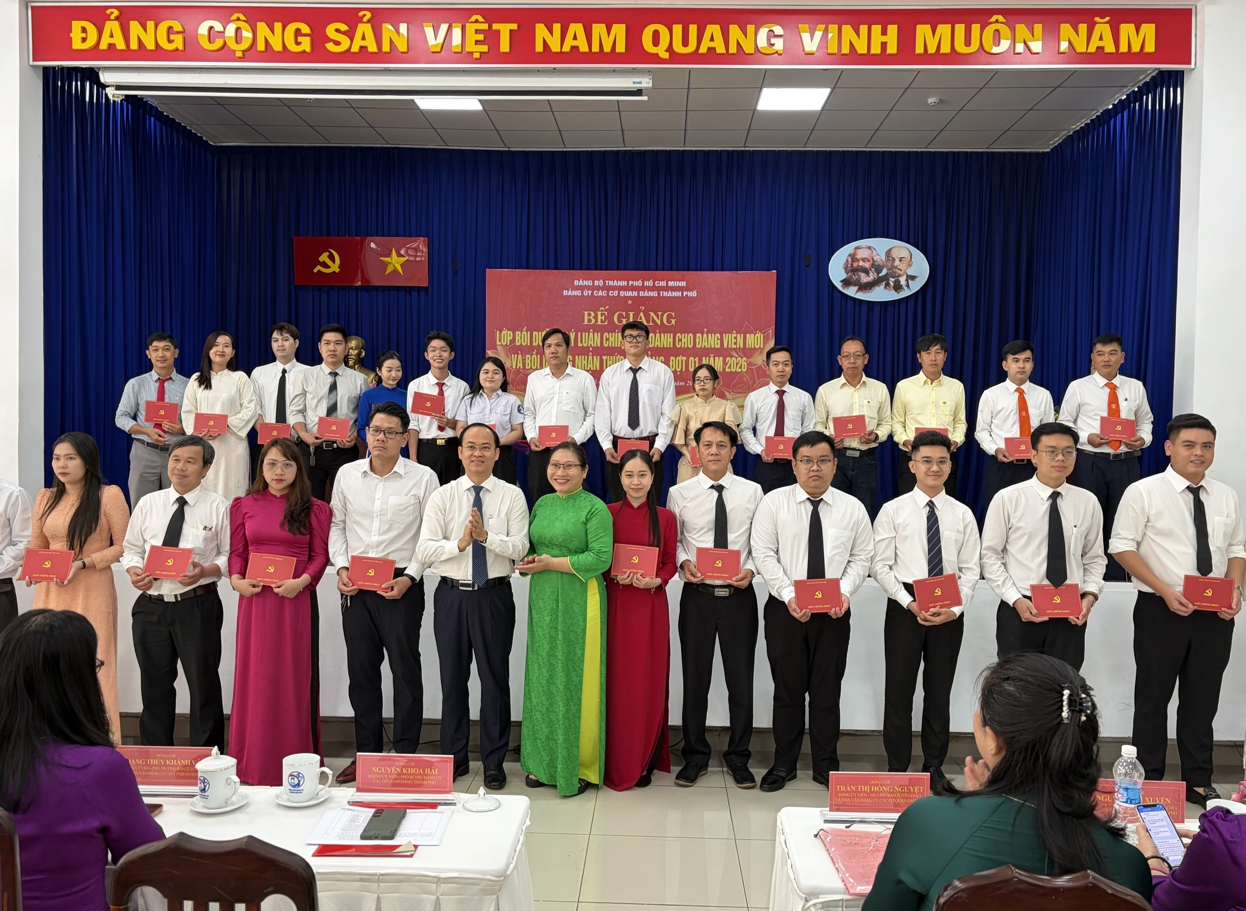 TPHCM: Trao gần 250 giấy chứng nhận cho lớp bồi dưỡng lý luận chính trị và nhận thức Đảng - Ảnh 5.