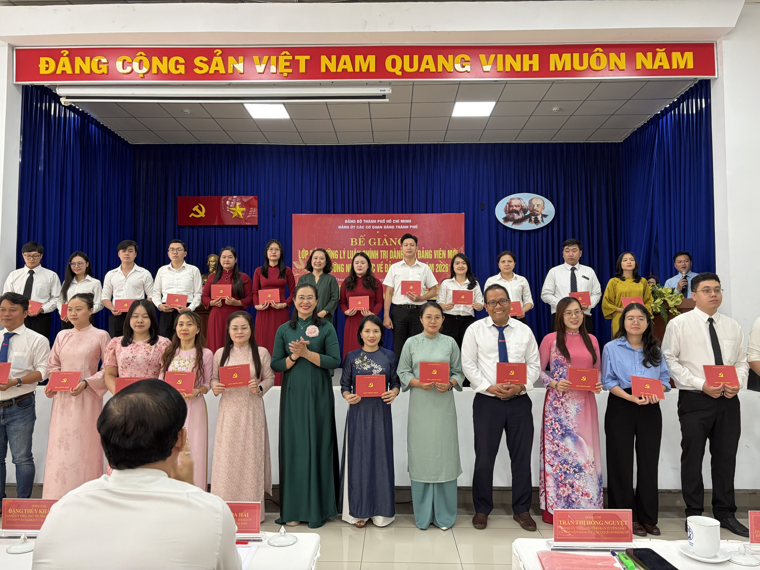 TPHCM: Trao gần 250 giấy chứng nhận cho lớp bồi dưỡng lý luận chính trị và nhận thức Đảng - Ảnh 6.