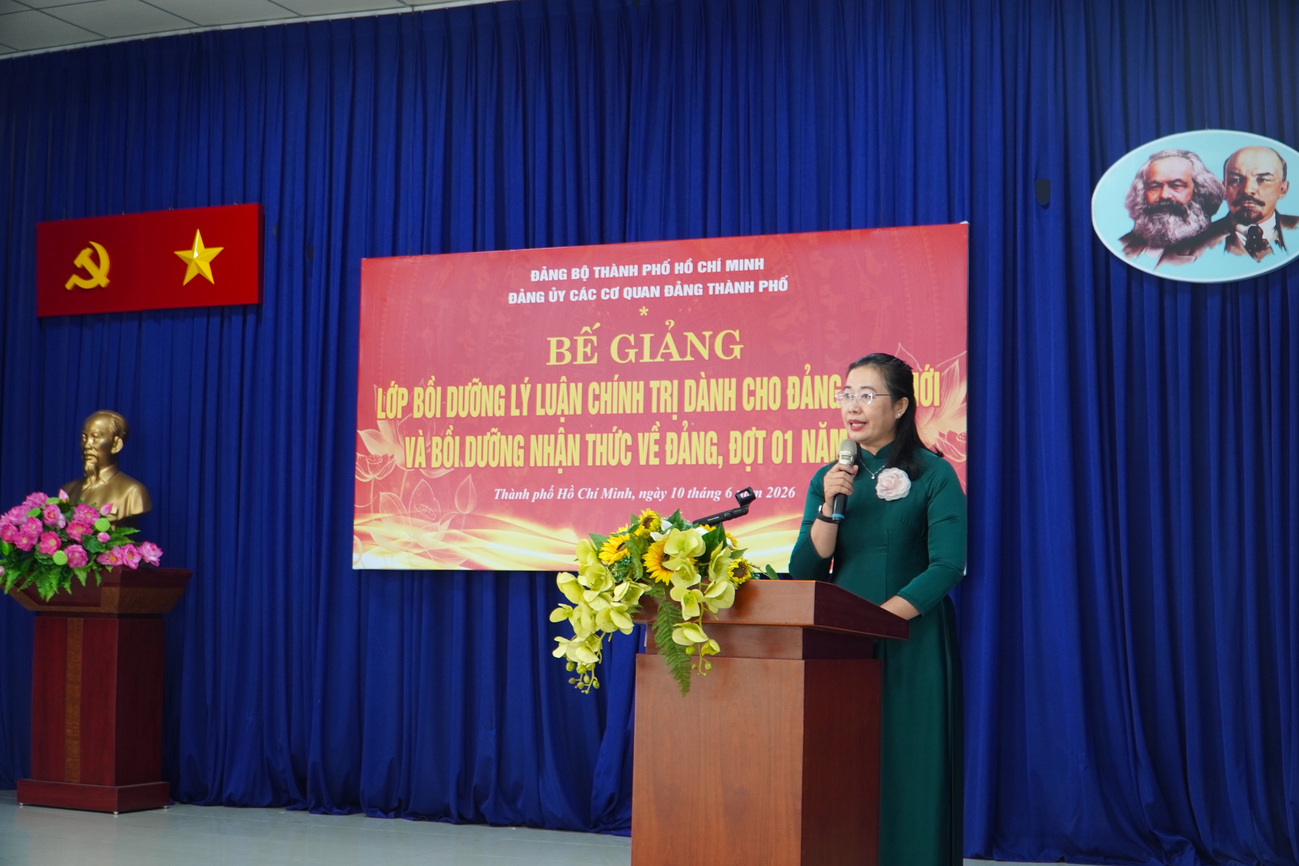 TPHCM: Trao gần 250 giấy chứng nhận cho lớp bồi dưỡng lý luận chính trị và nhận thức Đảng - Ảnh 2.