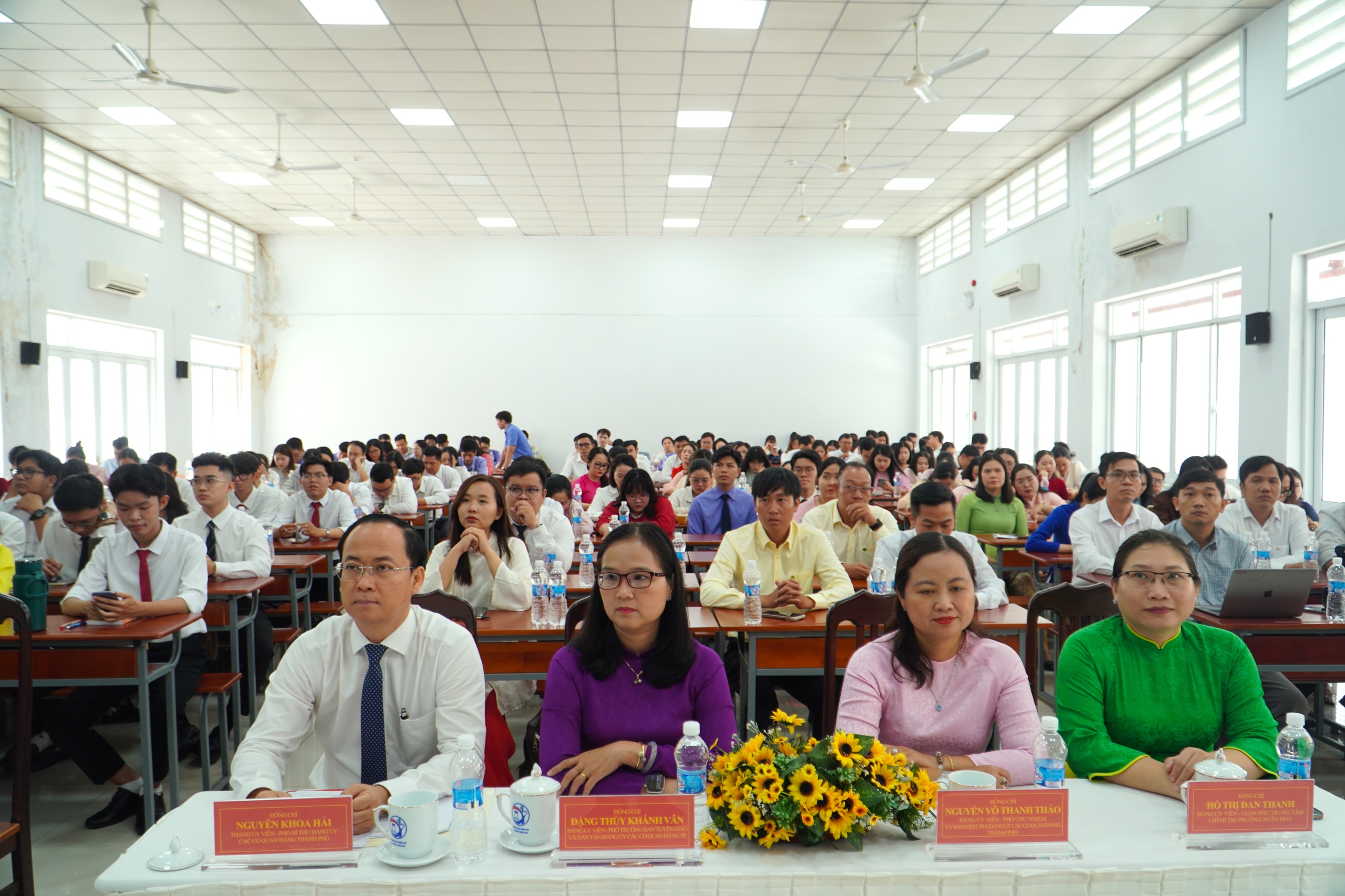 TPHCM: Trao gần 250 giấy chứng nhận cho lớp bồi dưỡng lý luận chính trị và nhận thức Đảng - Ảnh 1.
